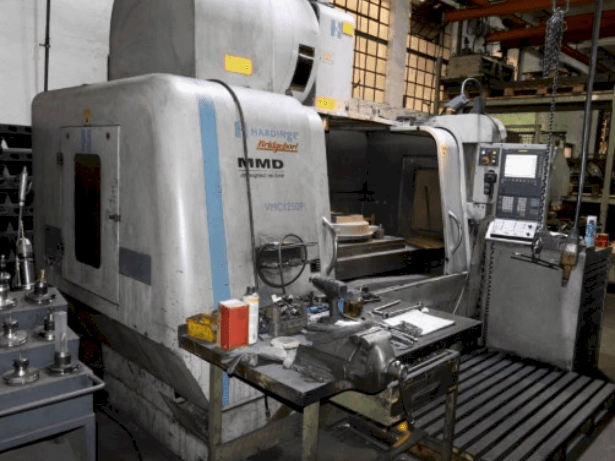 Vista Frontal da Hardinge Bridgeport MMD VMC1250 P3 máquina