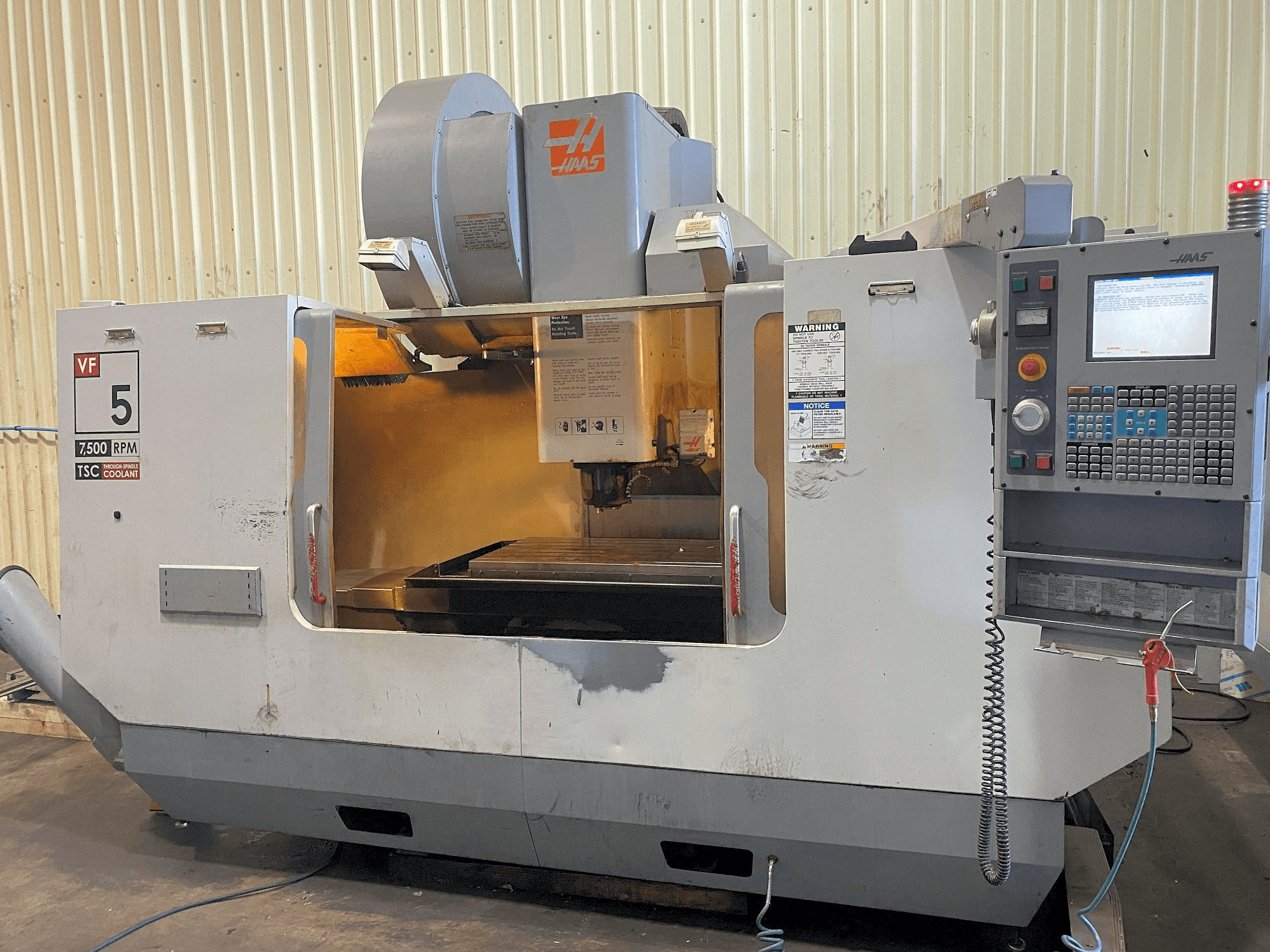 Vista Frontal da HAAS VF-5/50HE máquina