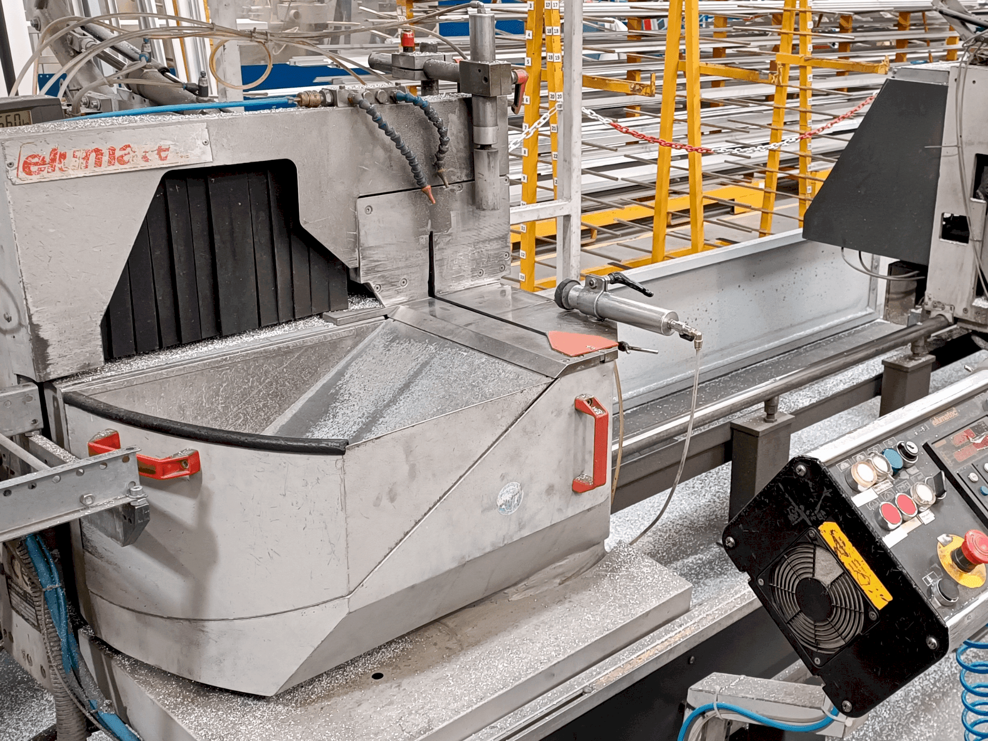 Vista Frontal da Elumatec DG 104/02 E255 máquina