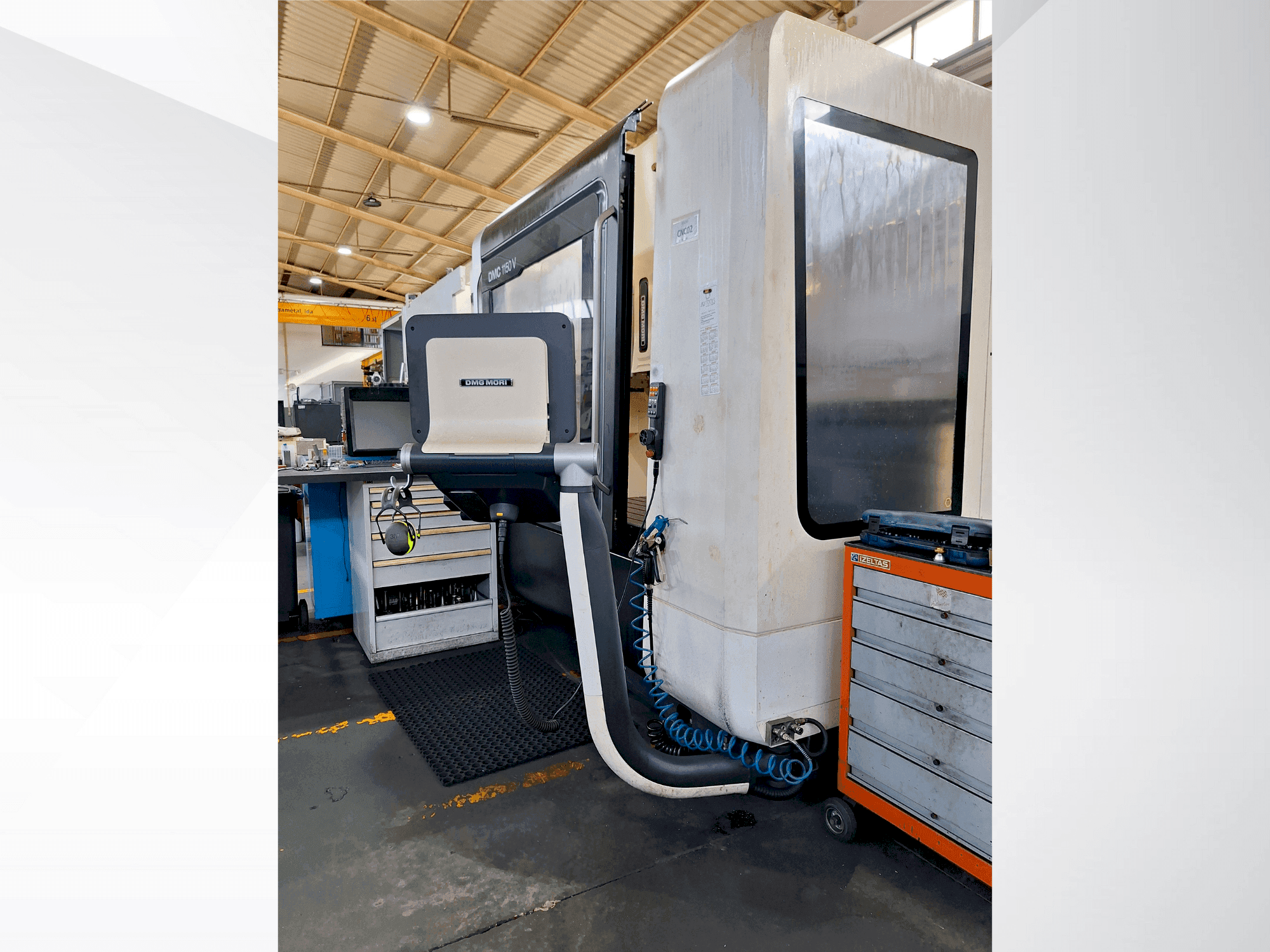 Vista Frontal da DMG MORI DMC 1150 V máquina