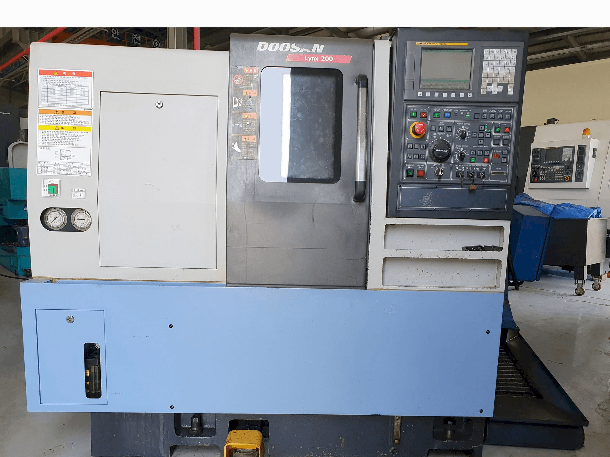 Vista Frontal da Doosan LYNX 200 A máquina