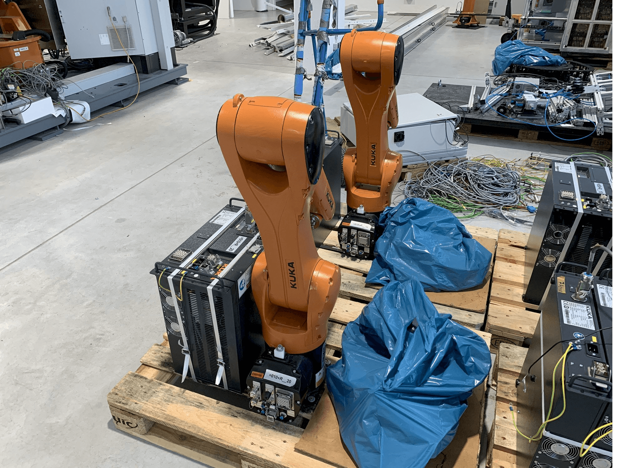 Vista Frontal da KUKA KR10 R1100 with KR C4 COMPACT Controller máquina