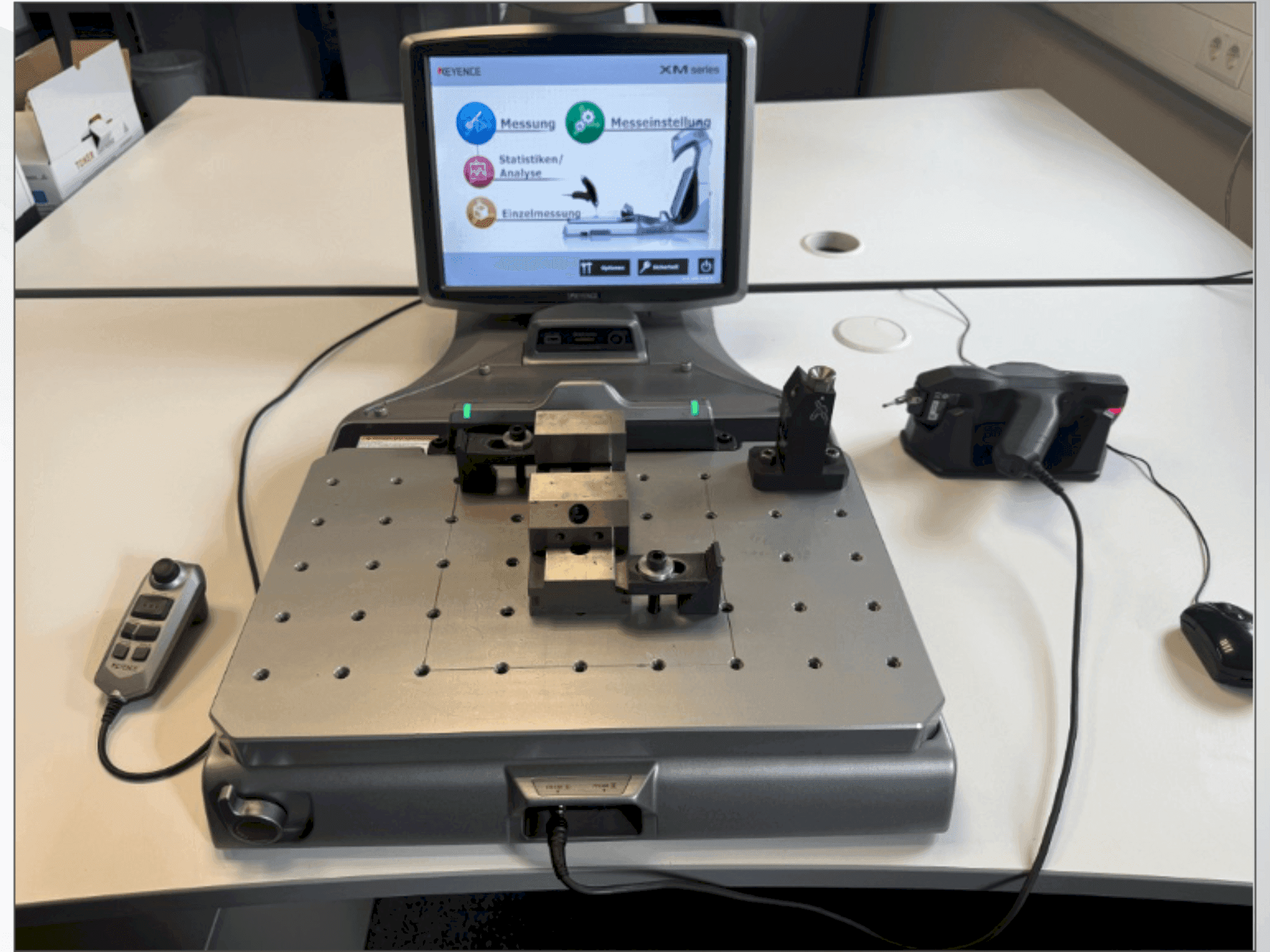 Vista Frontal da KEYENCE XM-1200 máquina