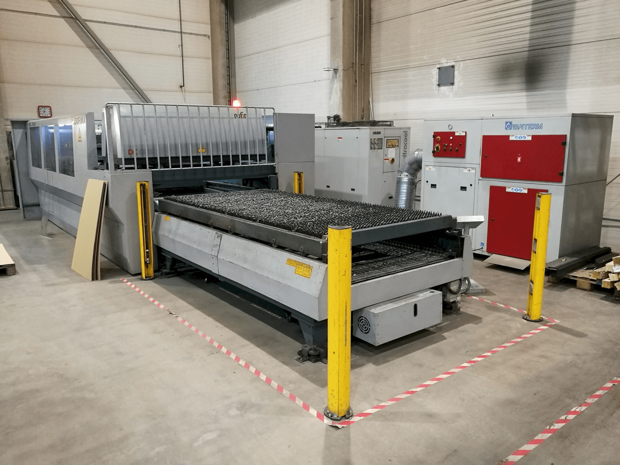 Vista Lateral Esquerda da Durma HDL 3015 máquina