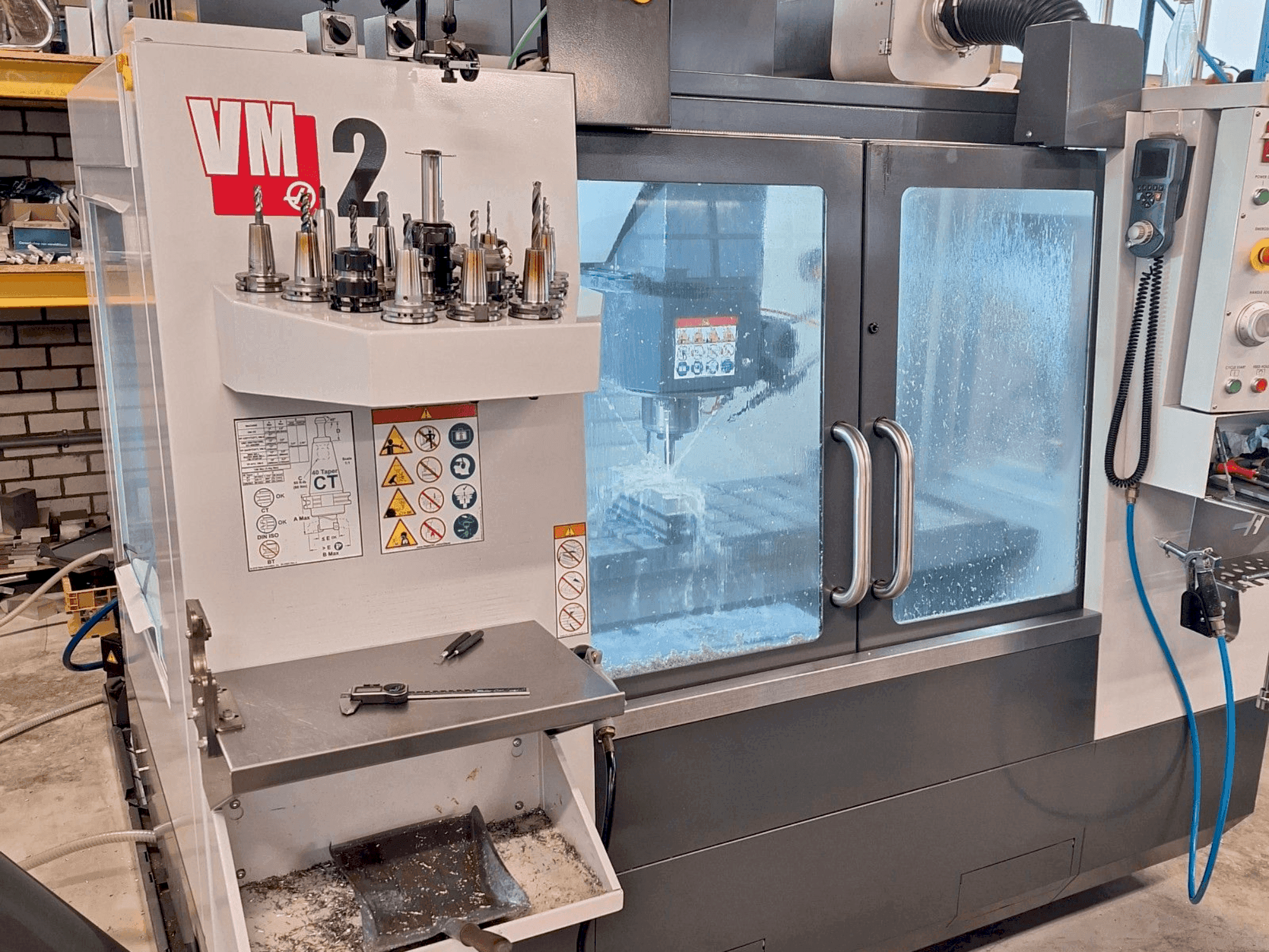 Vista Frontal da HAAS VM-2 máquina