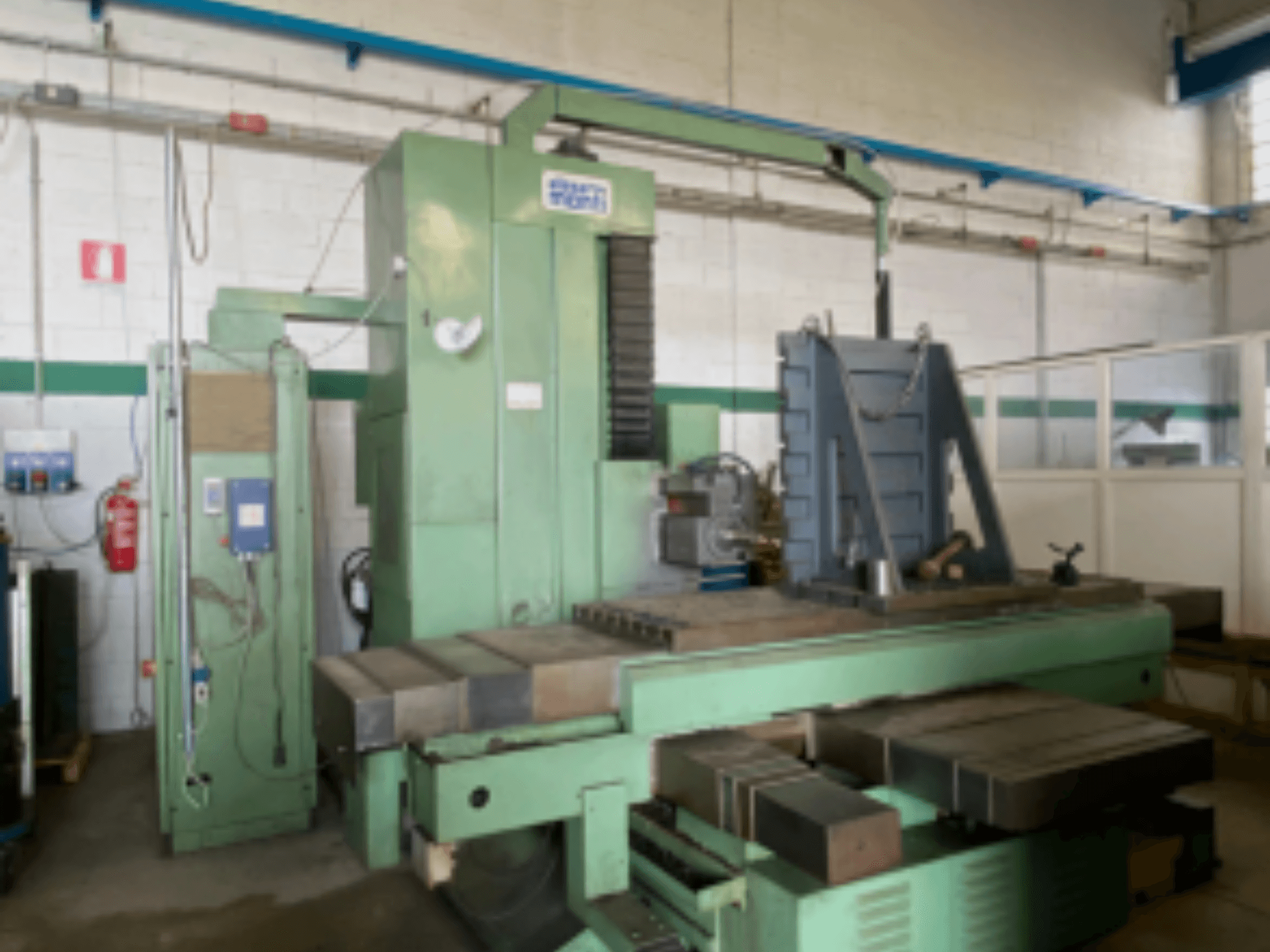 Centro de maquinação horizontal Alesa Monti MAF45 numa oficina, vista lateral mostrando o painel de controlo e a grande mesa de trabalho.