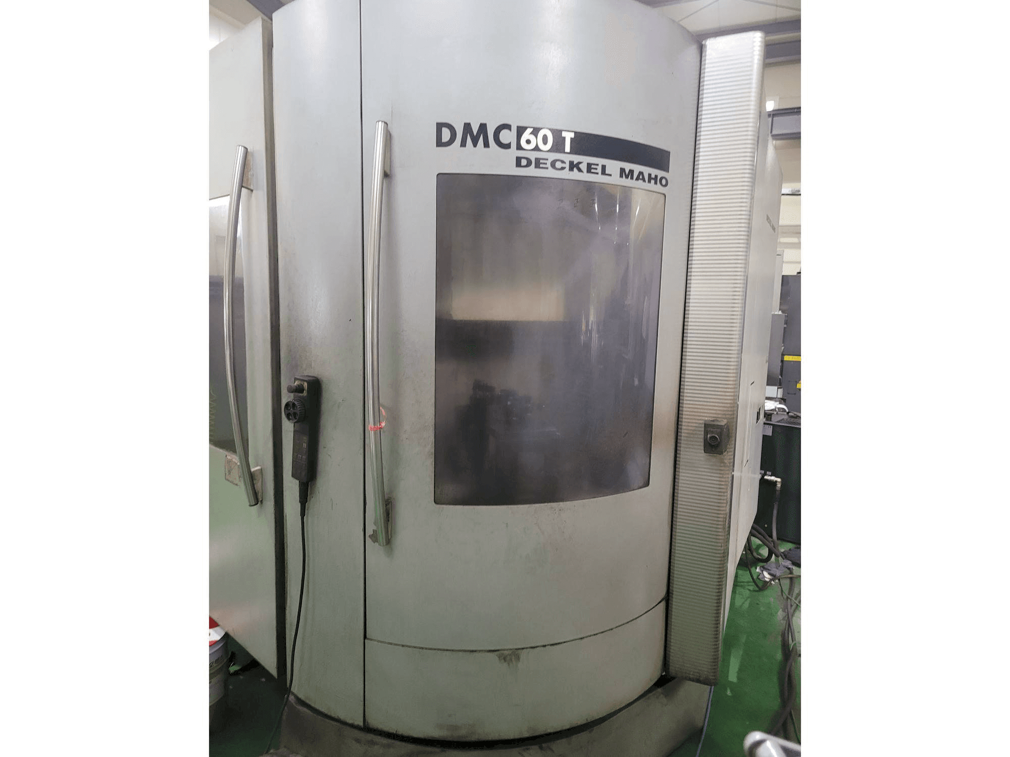 Vista Frontal da DECKEL MAHO DMC 60 T máquina