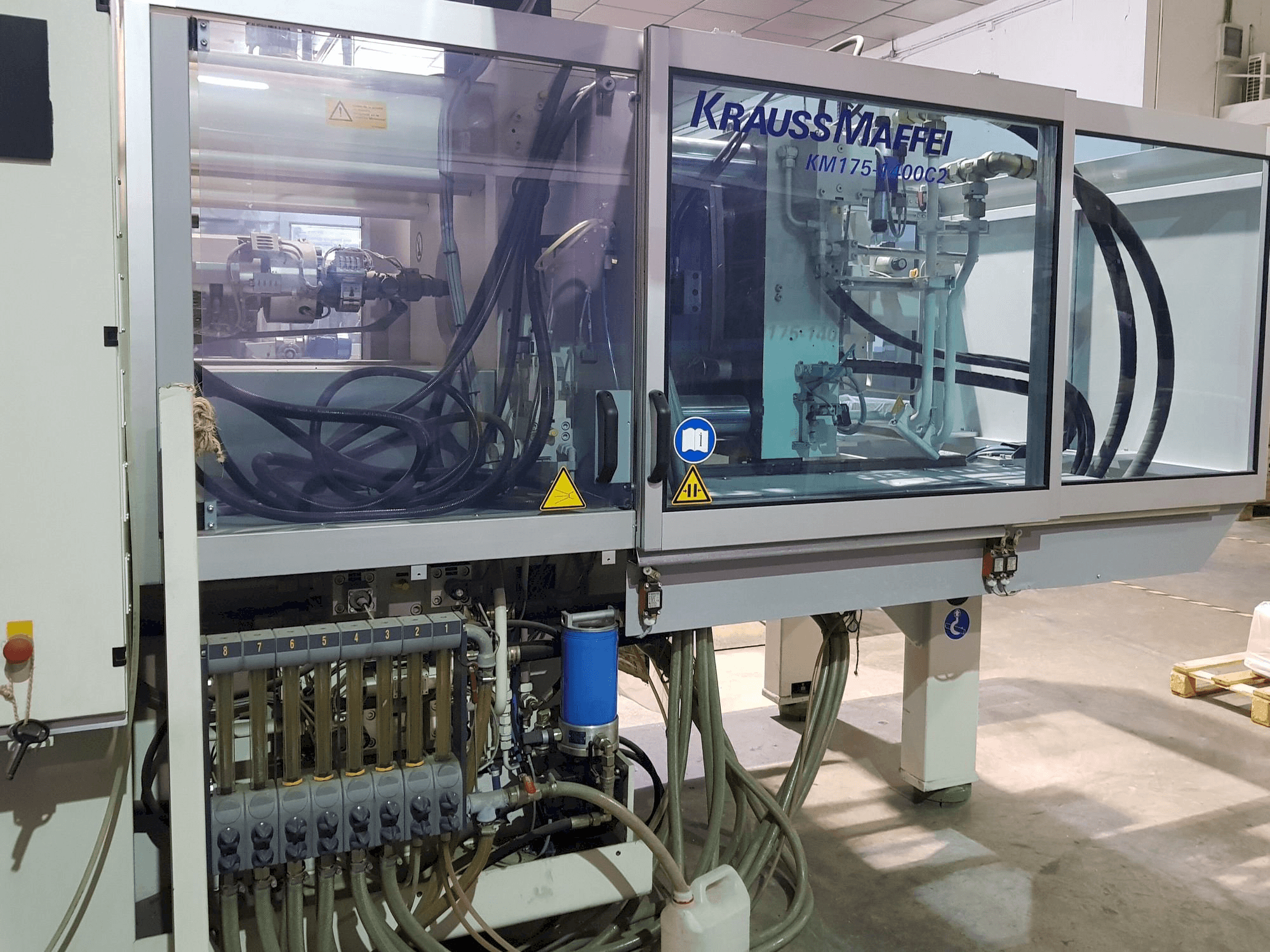 Vista Frontal da Krauss Maffei 175-1400 C2 máquina