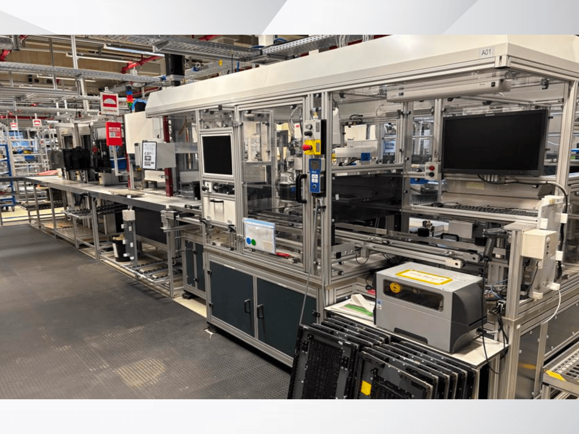 Configuração do sistema de automação AMADA Jupiter, vista lateral, com ecrãs, painéis de controlo e componentes da maquinaria.