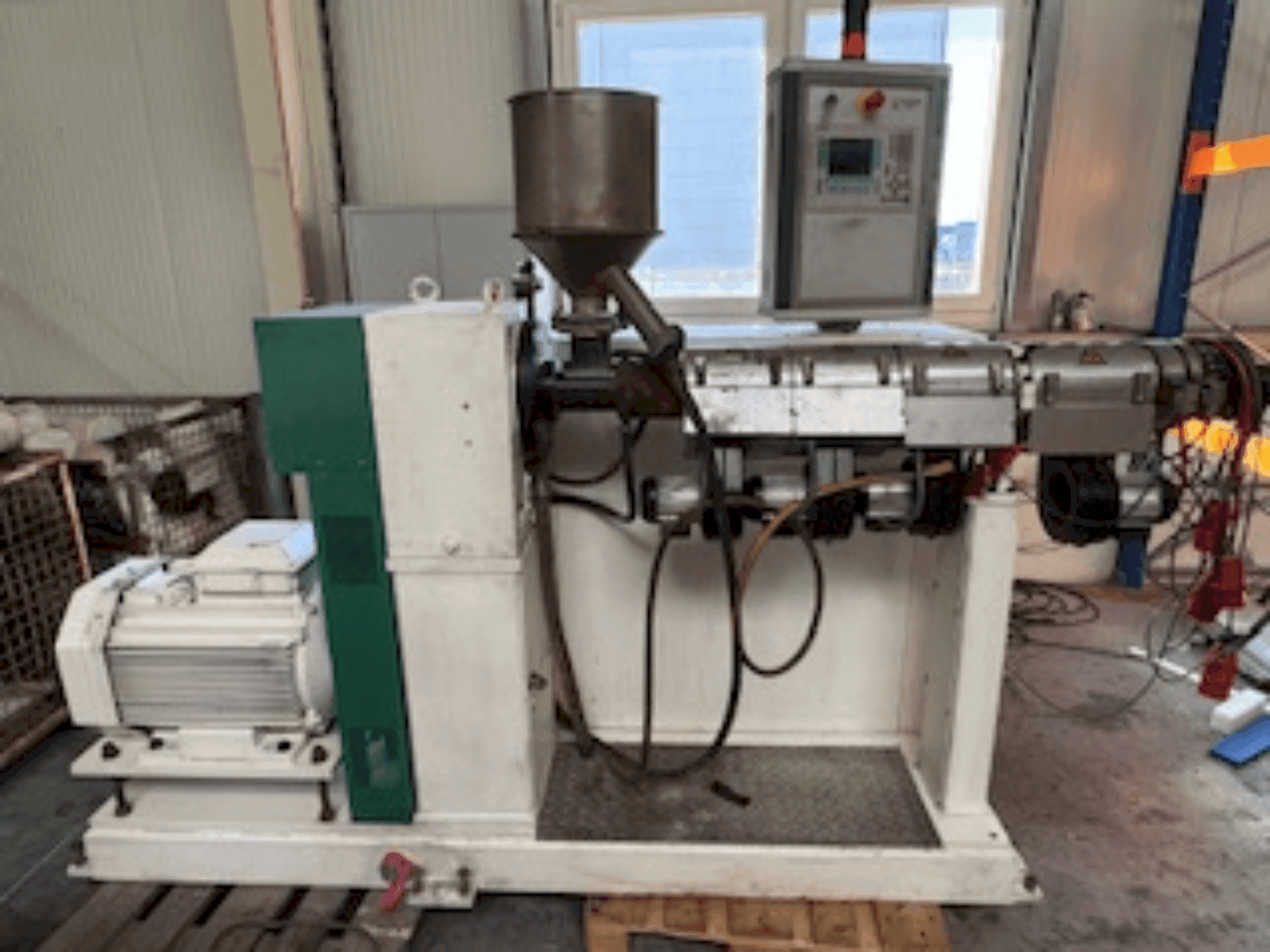 Vista Frontal da KUHNE KS45-24D máquina