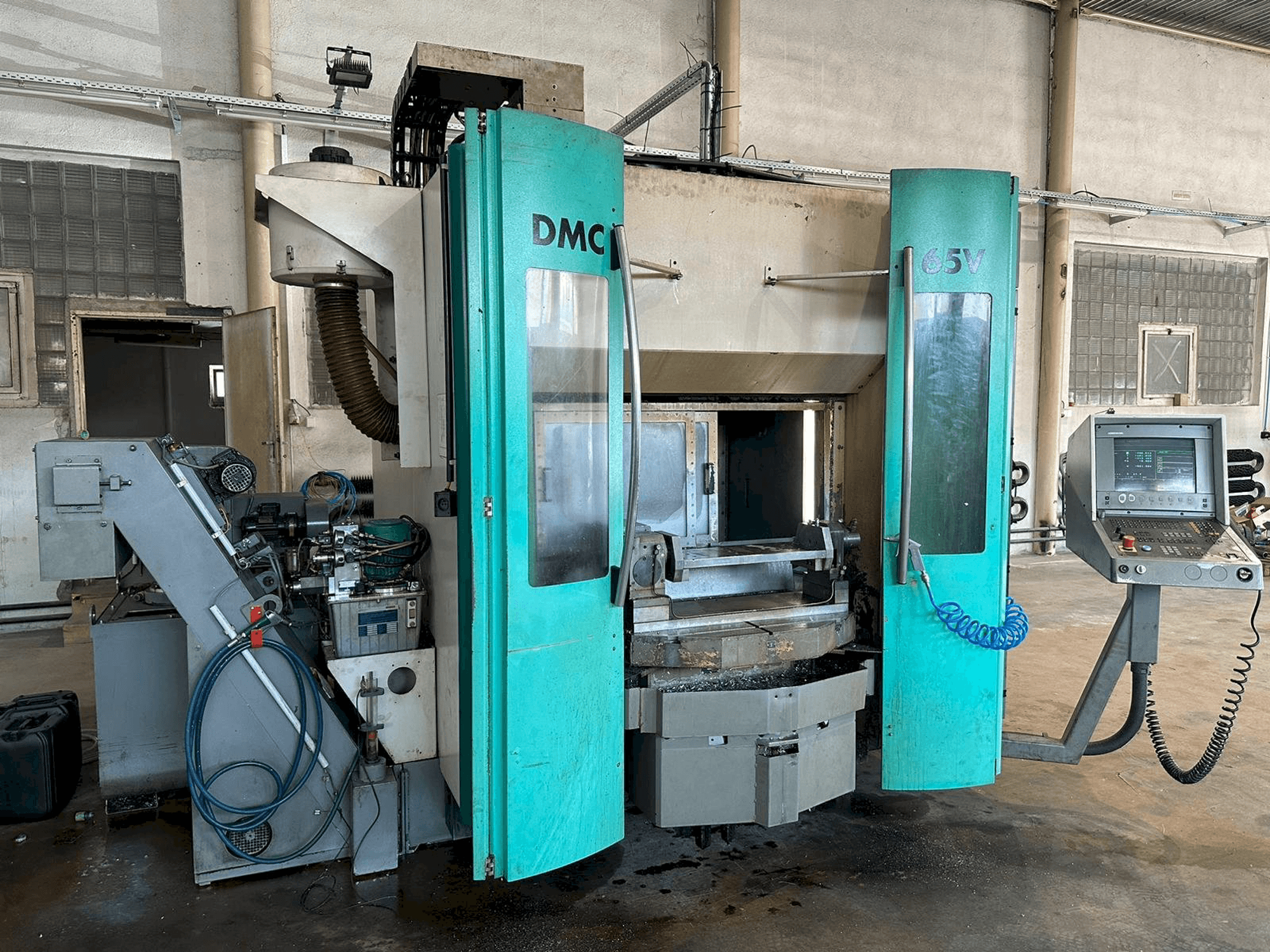 Vista Frontal da DECKEL MAHO DMC 65V máquina