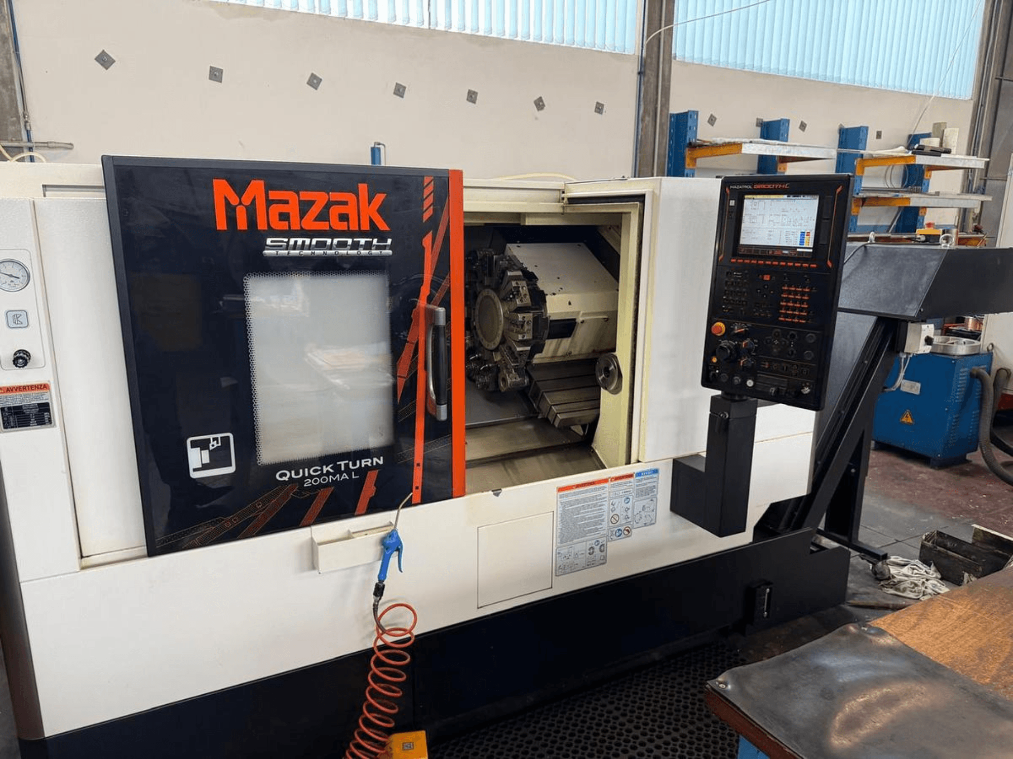 Mazak QUICK TURN 200MA L, torneiro horizontal, vista frontal mostrando o painel de controlo e a câmara de maquinação.