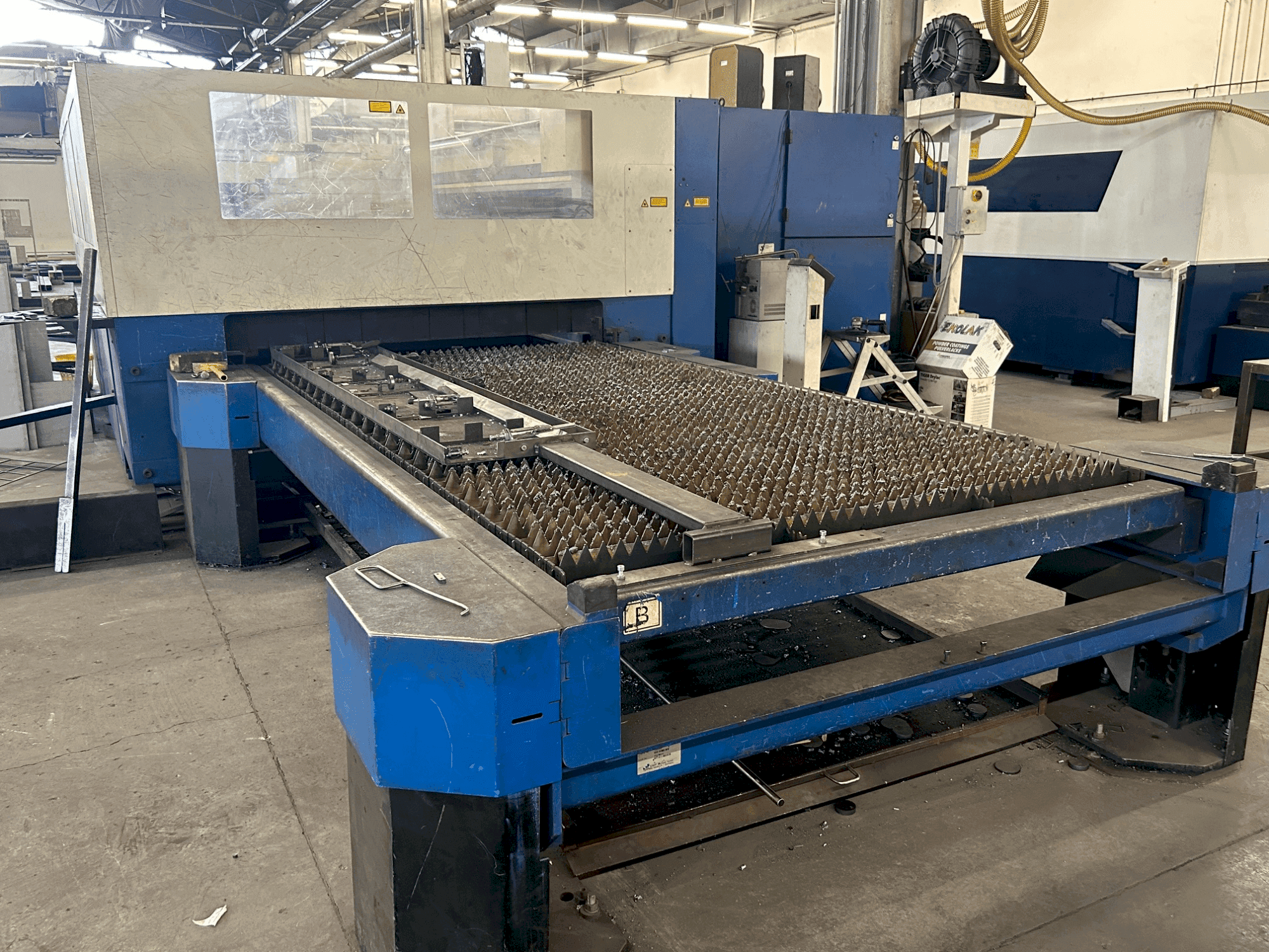 Vista Frontal da TRUMPF trulaser 3030 (2007) máquina