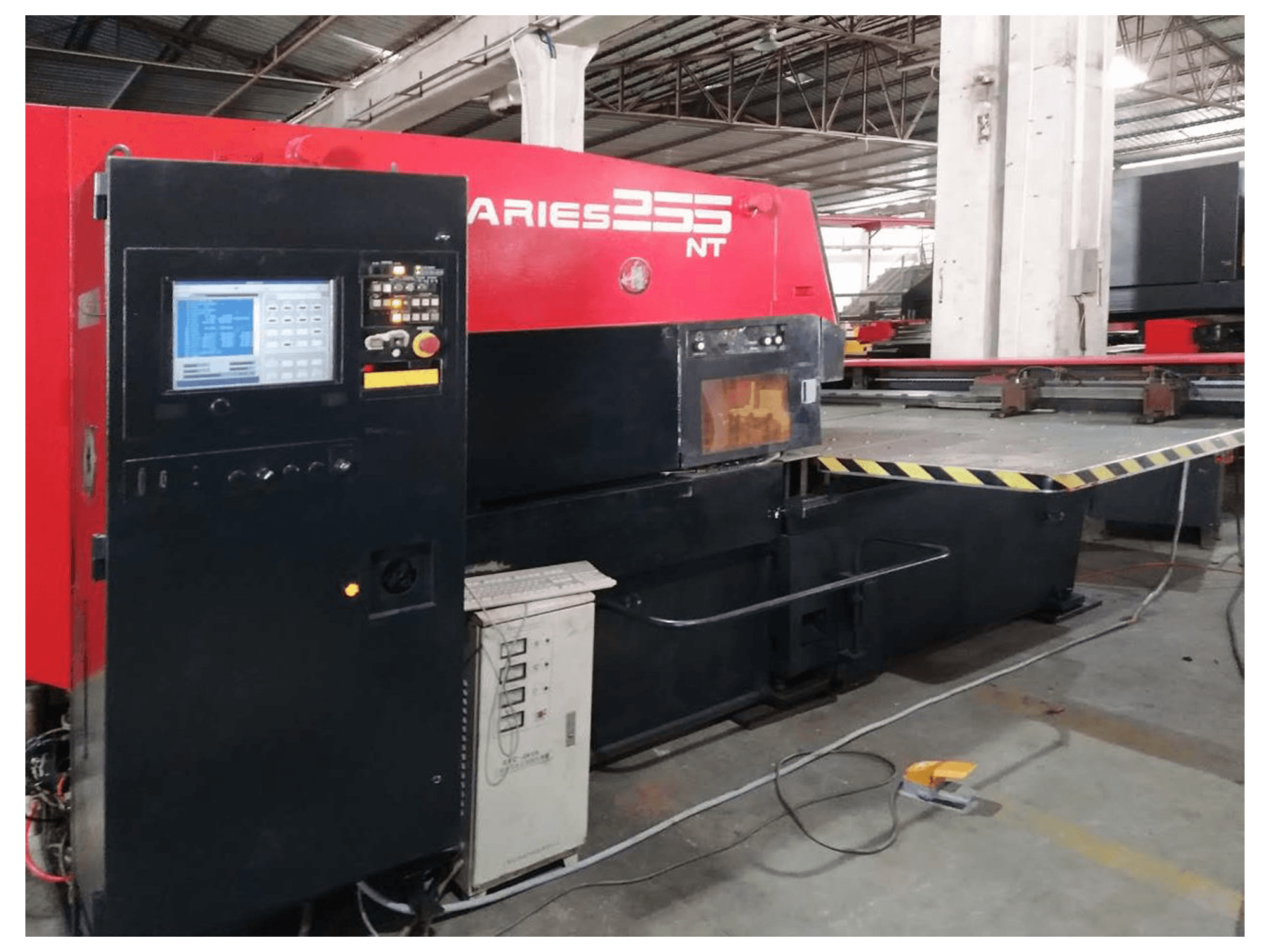 Vista Esquerda da AMADA ARIES 255NT máquina