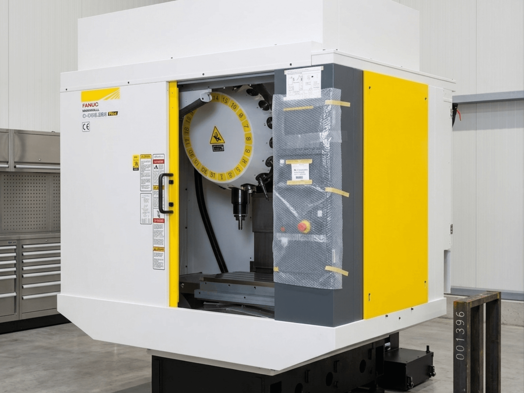 Centro de maquinação vertical FANUC Robodrill D21MIB 5ADV Plus, vista frontal mostrando o painel de controlo e a área do spindle.