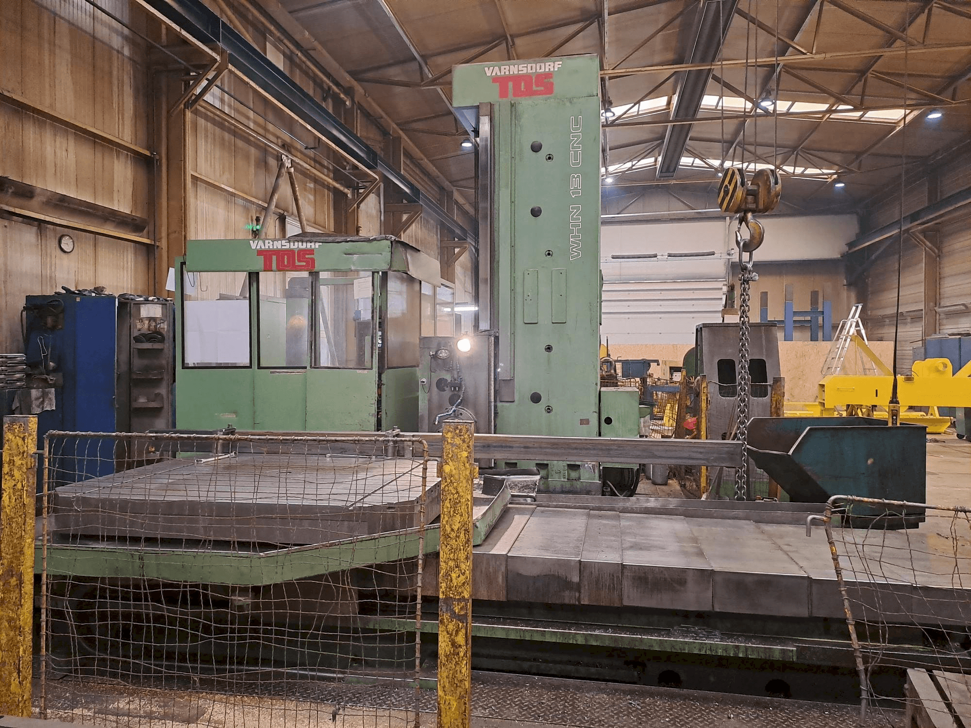 Vista Frontal da TOS WHN 13 CNC máquina