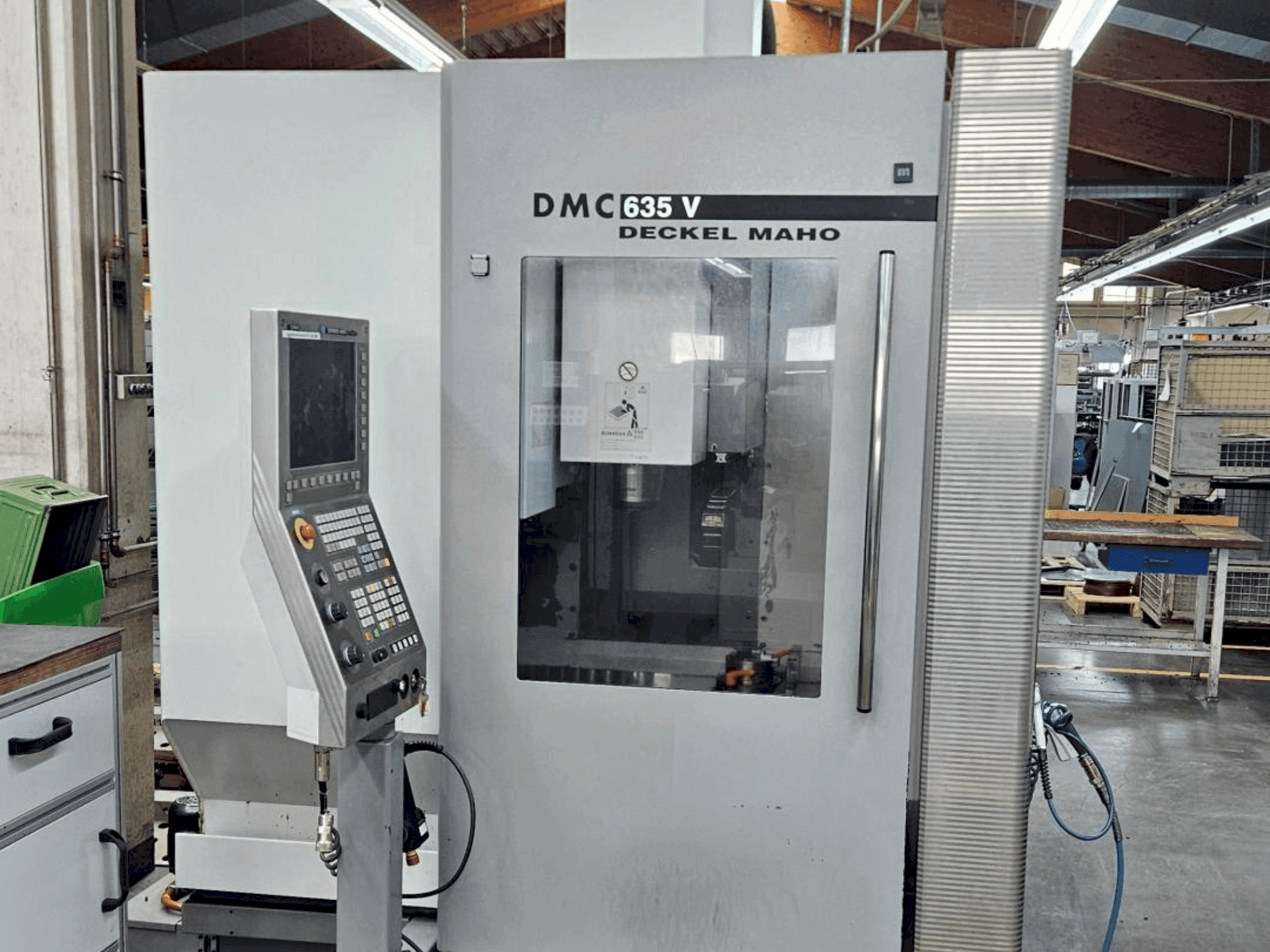 Vista Frontal da DMG DECKEL MAHO DMC 635V máquina