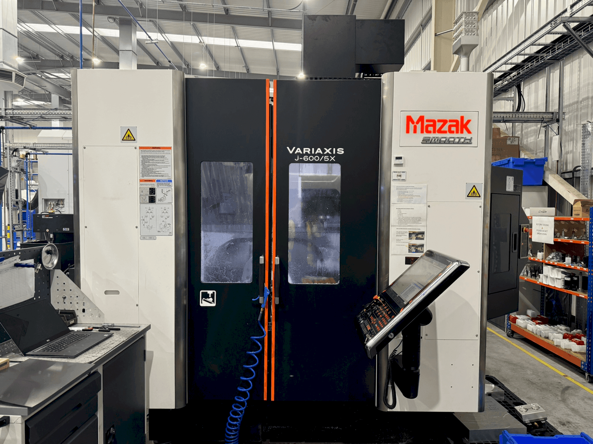 Vista Frontal da Mazak Variaxis J-600 máquina