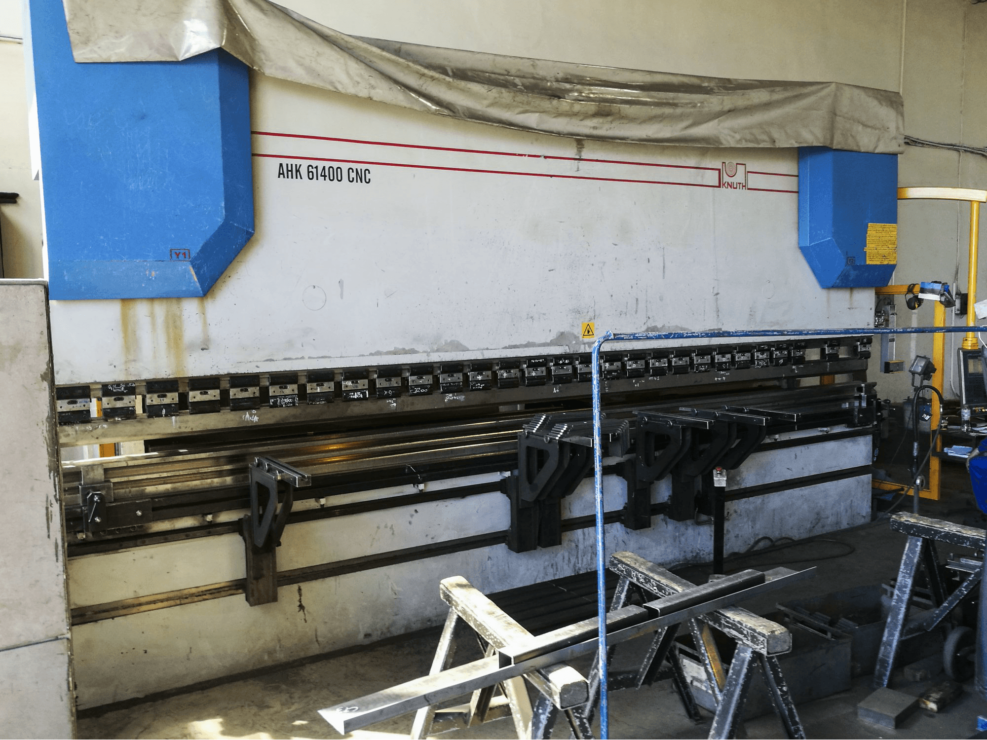 Vista Esquerda da KNUTH AHK 61400 CNC máquina