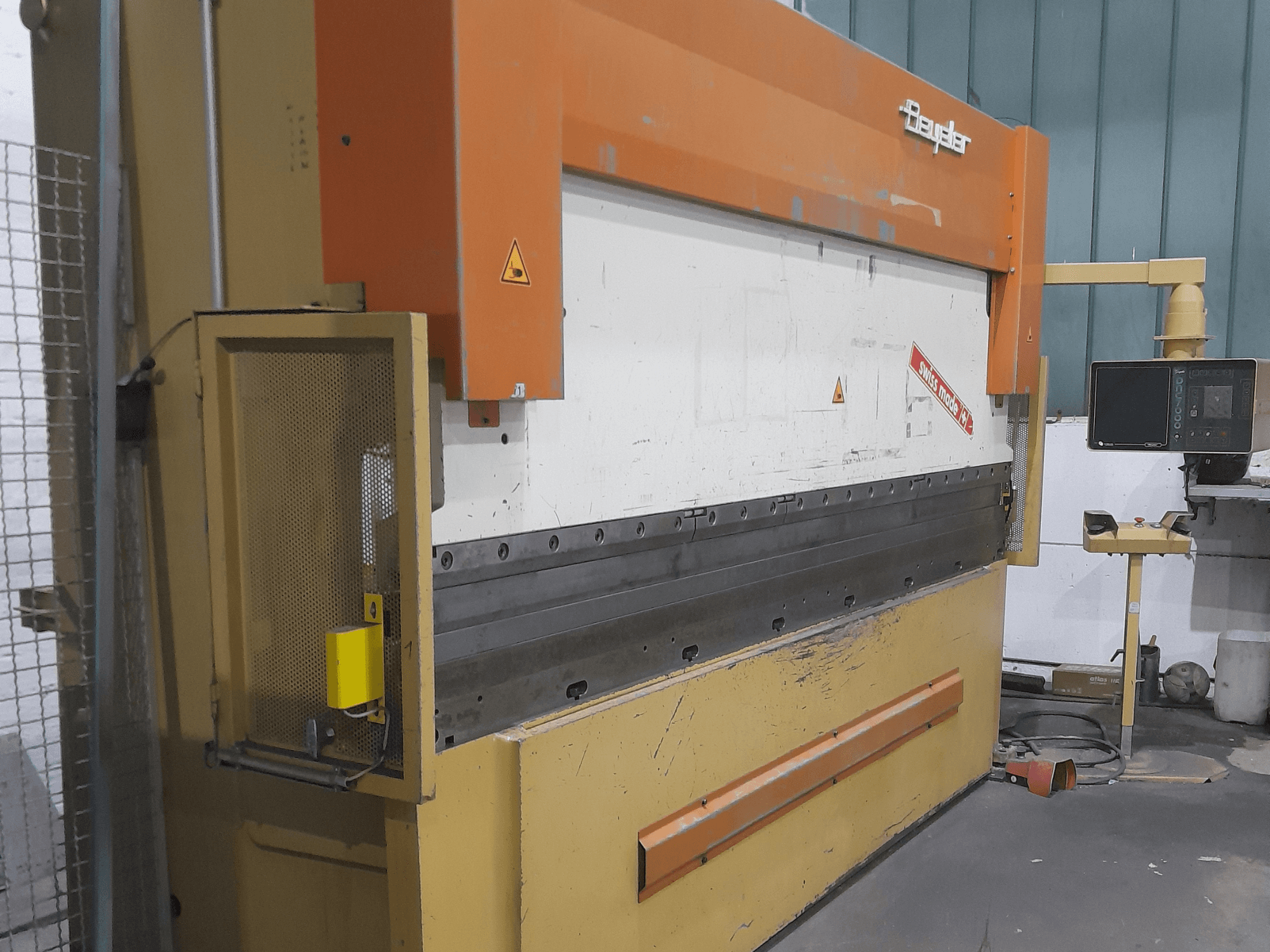 Prensa dobradeira BEYELER RT125x3600 em vista lateral, com painel de controlo e proteção de segurança, ideal para trabalhos de dobragem de metais.