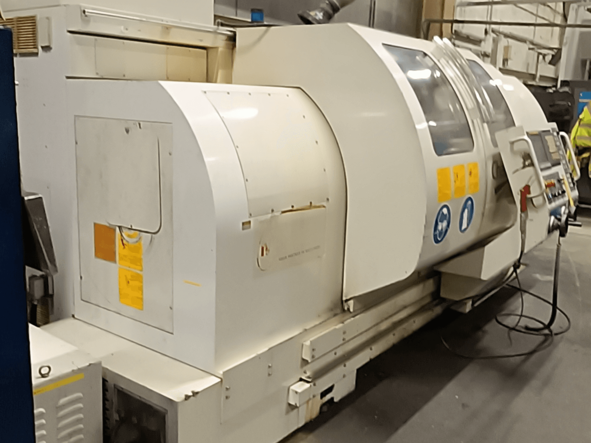 Torneiro horizontal MONDIALE BNC-2260XL, vista lateral, com painel de controlo e etiquetas de segurança.