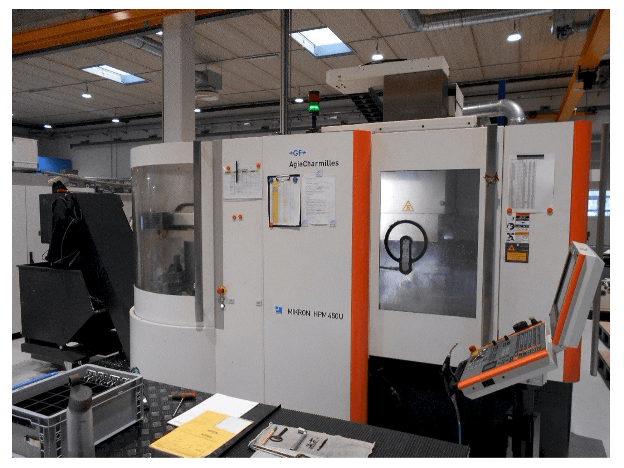 Vista Frontal da AgieCharmilles Mikron HPM 450U máquina