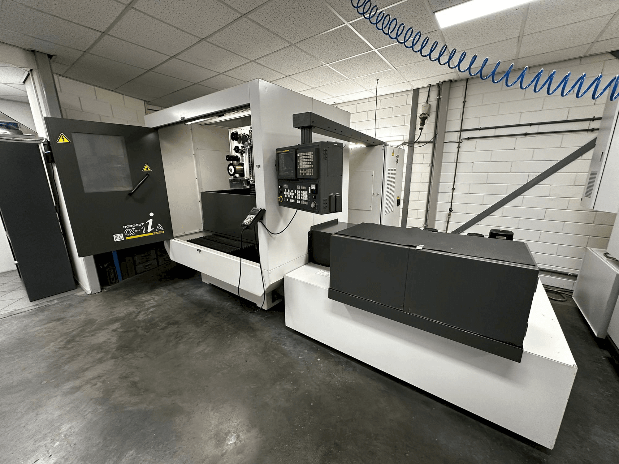 Vista Frontal da FANUC Robocut α-1iA máquina