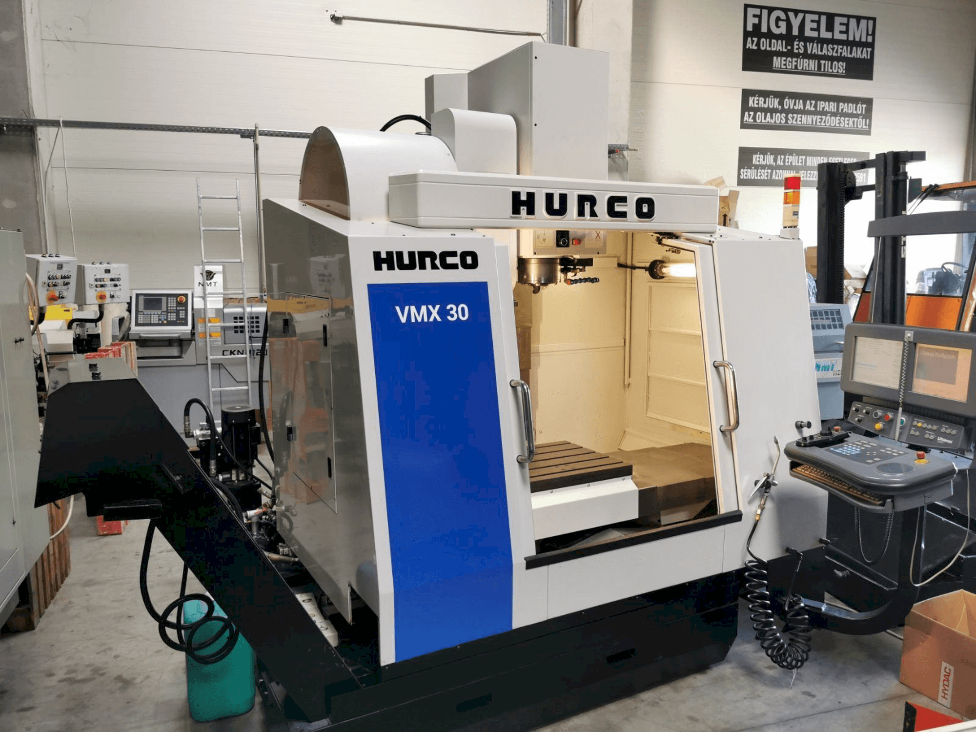 Vista Frontal da Hurco VMX30 máquina