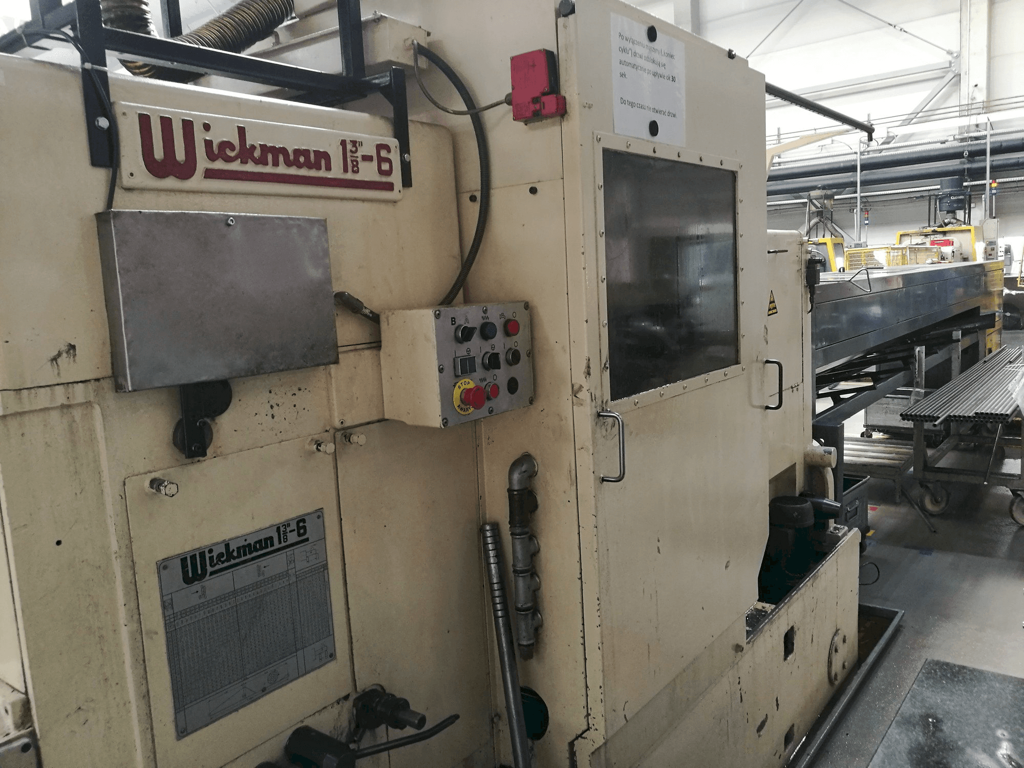 Vista Frontal da Wickman 1 3/8"-6 máquina