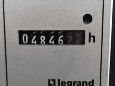 Contador de horas Legrand com a indicação 048467.6, vista frontal com indicador luminoso vermelho e dígitos pretos sobre um fundo claro texturado.