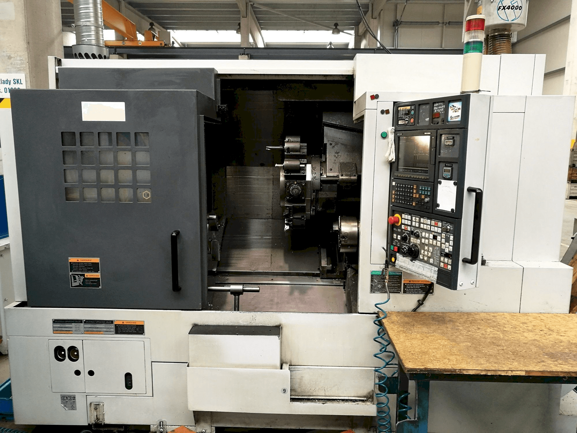 Vista Frontal da MORI SEIKI NL 2500 SMC máquina