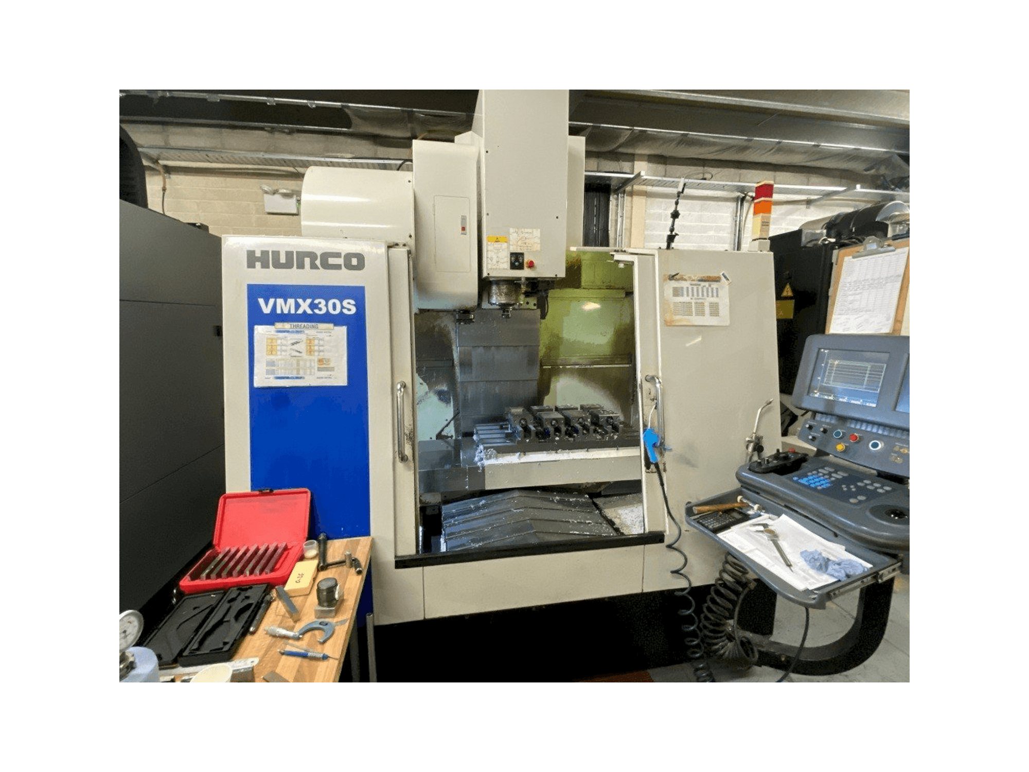 Vista Frontal da Hurco VMX30S máquina