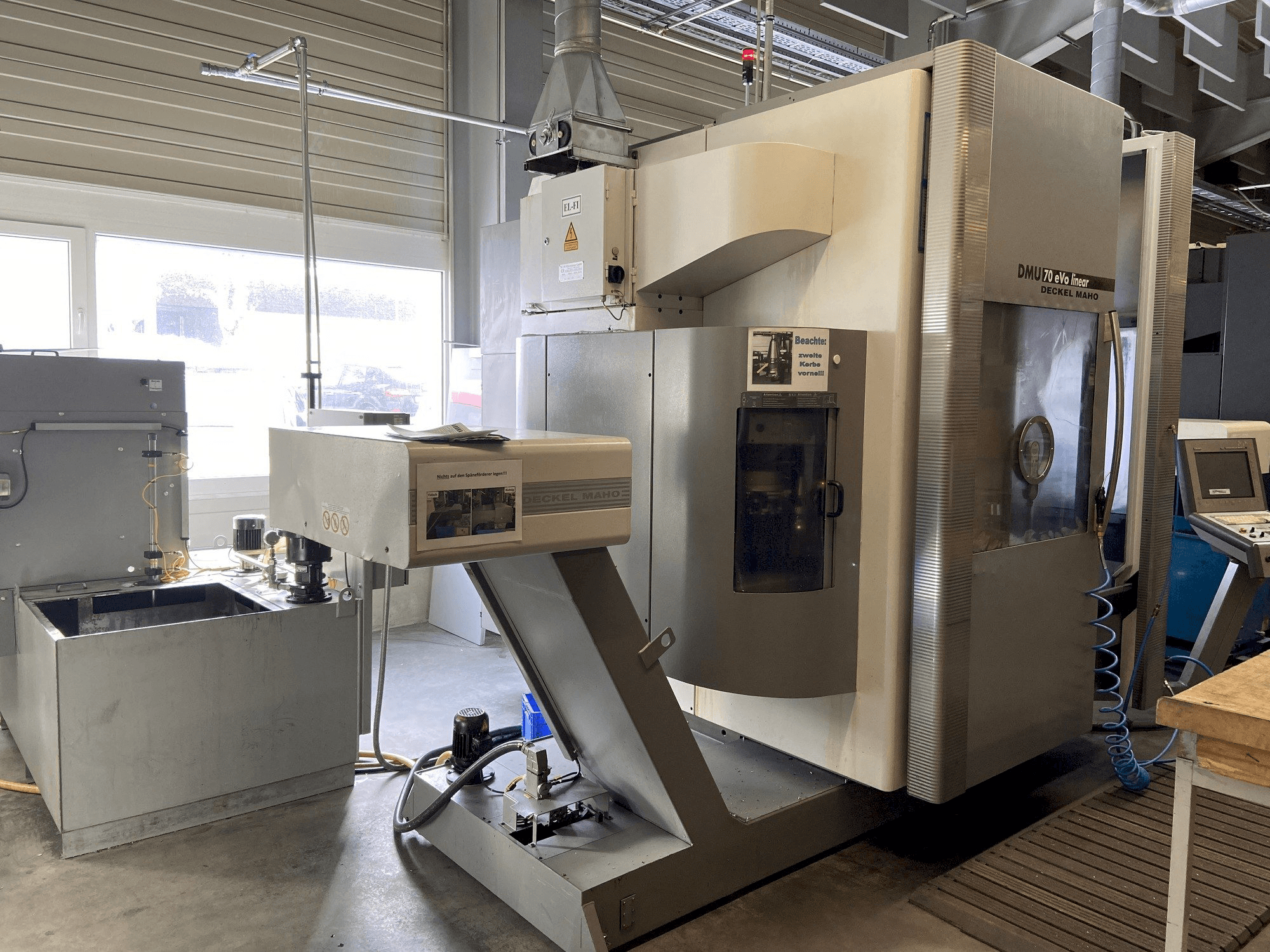 Vista Frontal da DECKEL MAHO DMU 70 eVo linear máquina