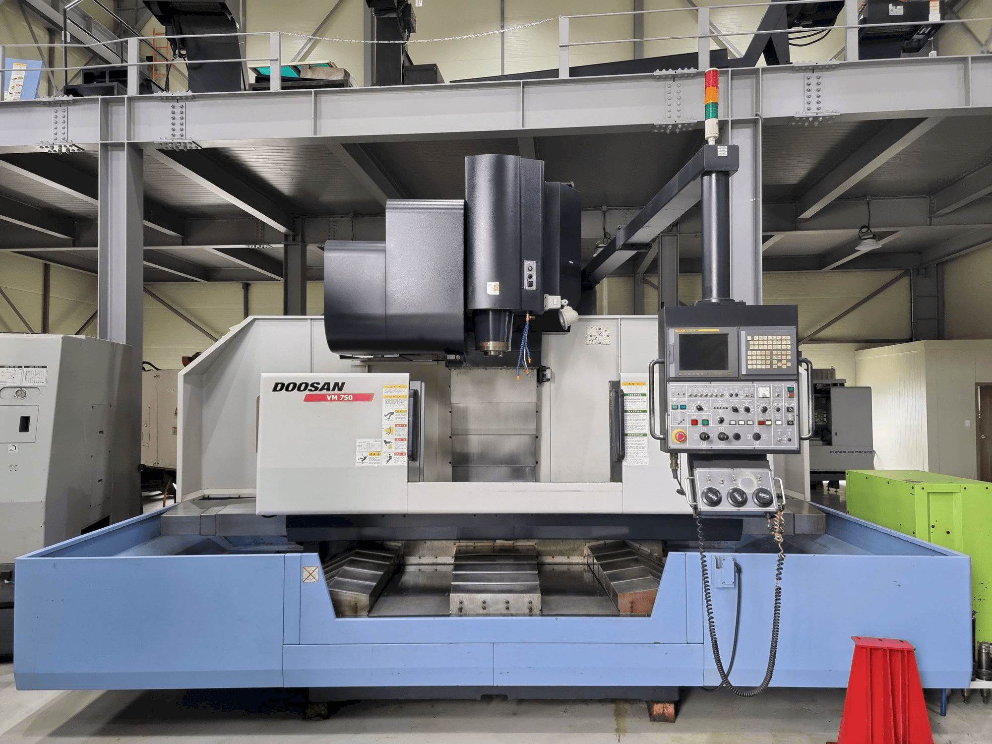 Vista Frontal da Doosan VM750 máquina