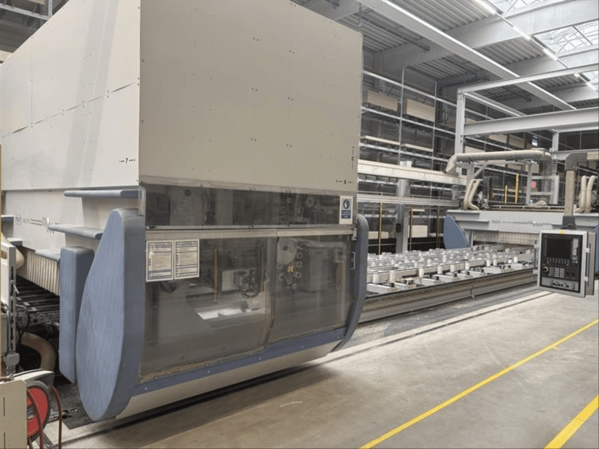 Centro de processamento CNC MAKA PM 270 X, vista frontal mostrando o painel de controlo e os detalhes da máquina num ambiente de fábrica.