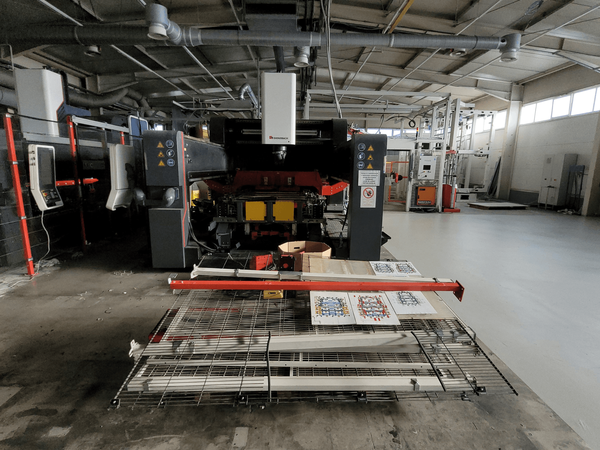 A máquina FSW DSM 2400 da GRENZEBACH, vista frontal na configuração de fábrica, mostra a configuração de maquinagem com materiais impressos e equipamento.