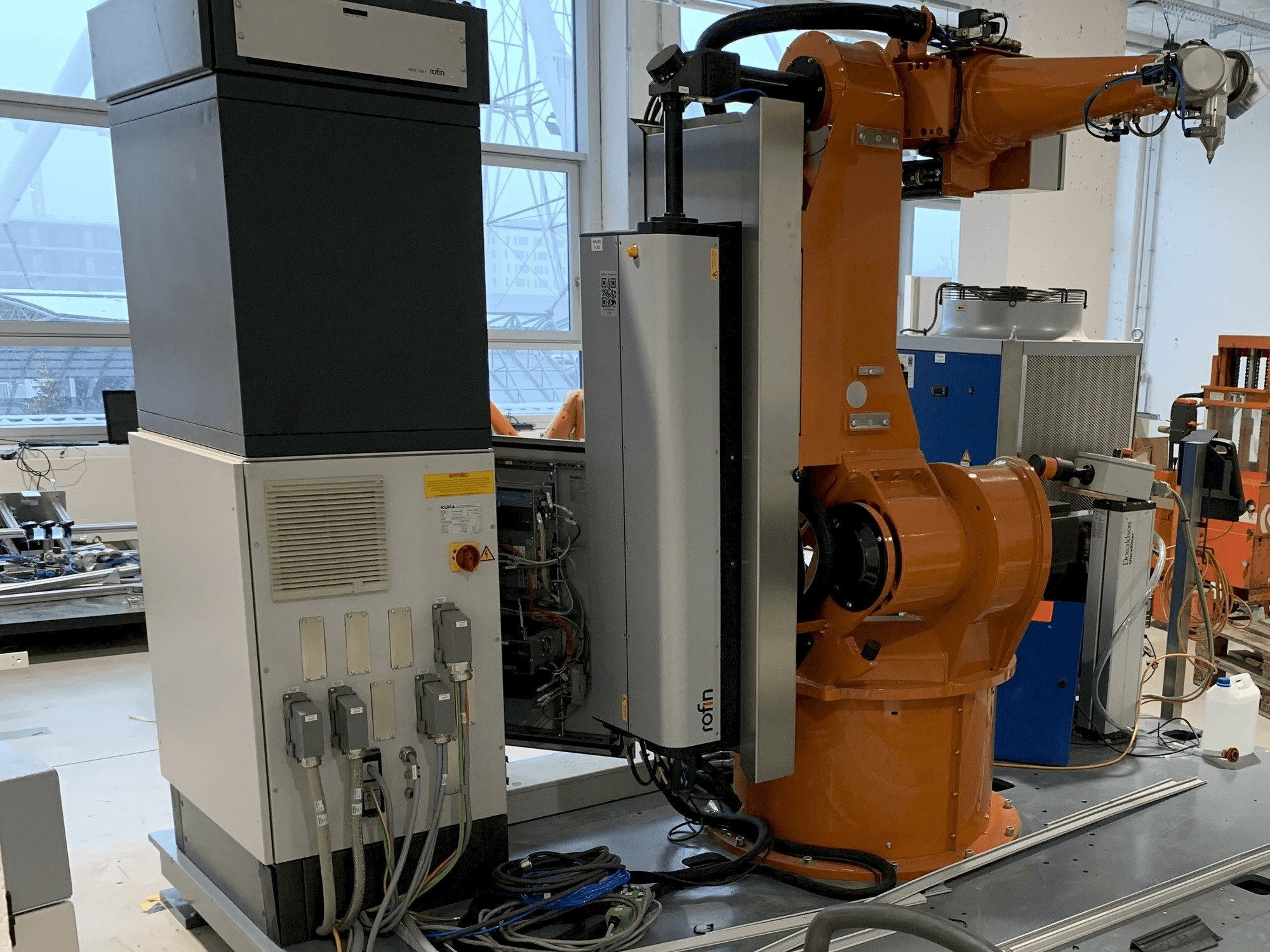 Vista Frontal da Reis Robotics Laserroboter RV6L máquina