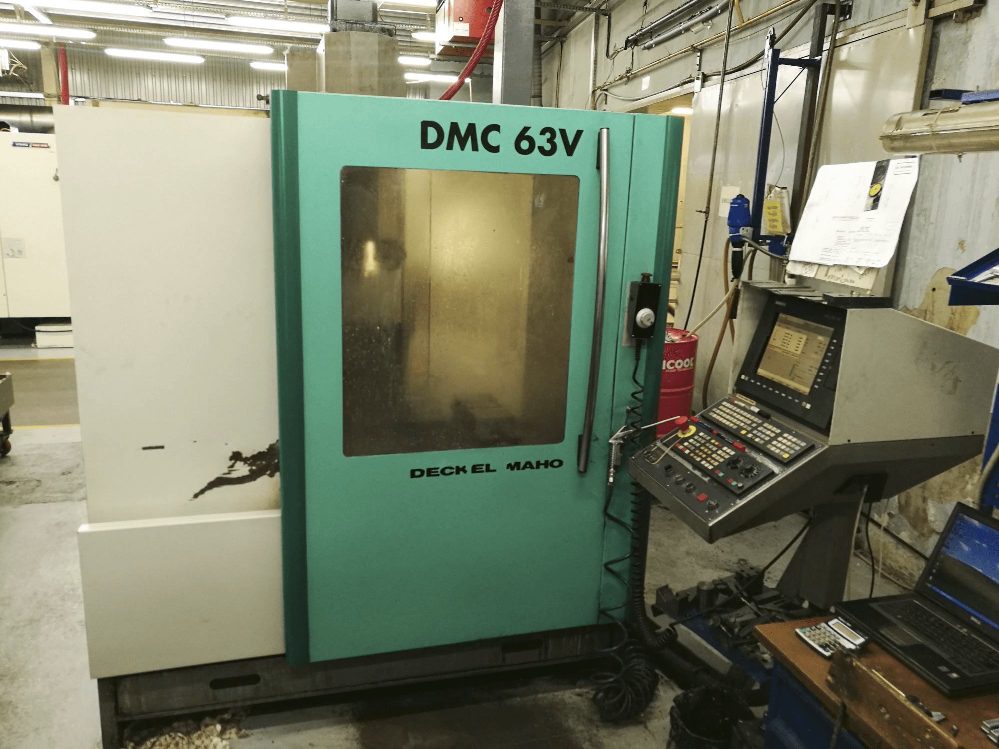 Vista Frontal da Deckel Maho Gildemeister DMC 63 V máquina