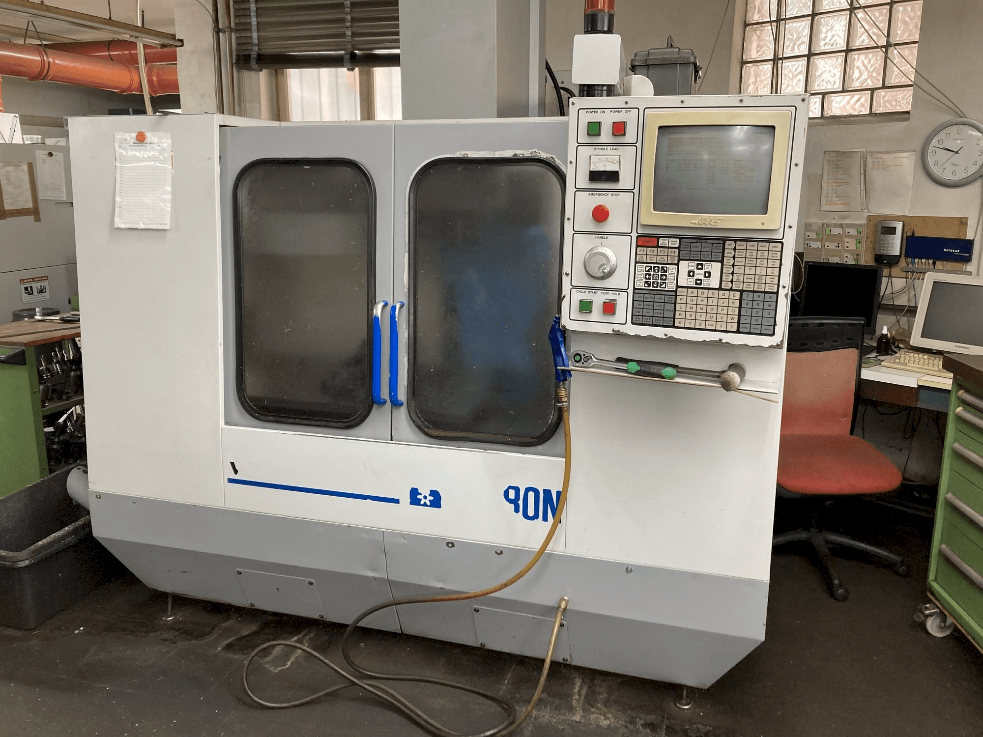 Vista Frontal da MIKRON VCE750 máquina