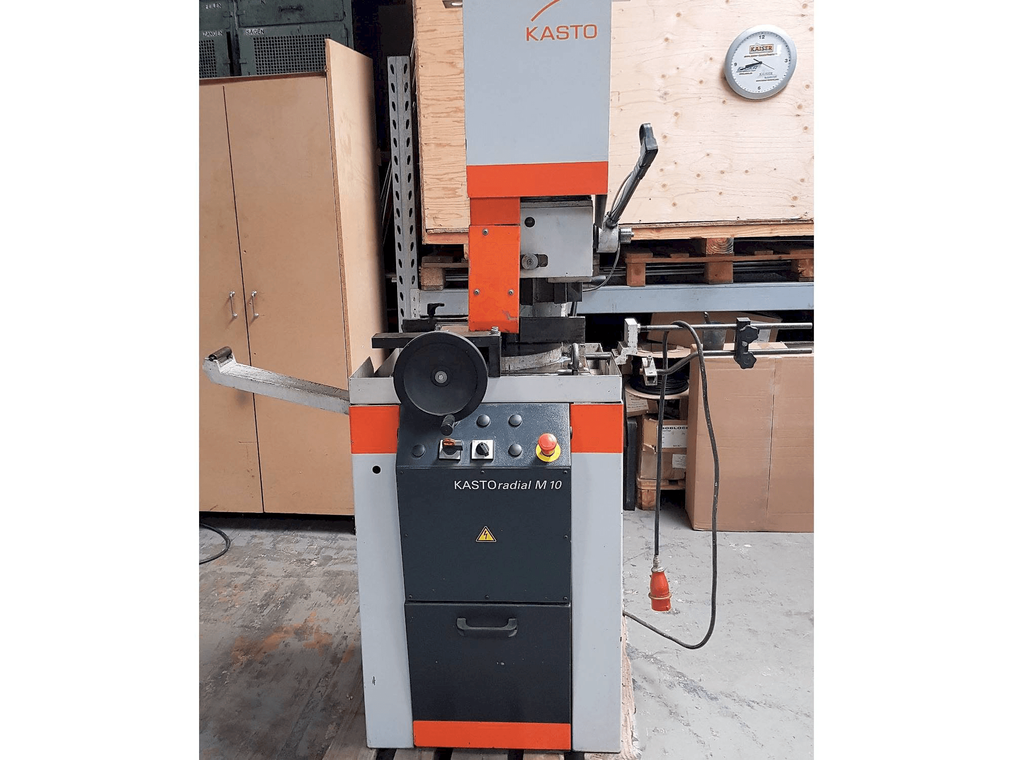 Vista Frontal da KASTO Radial M 10 máquina