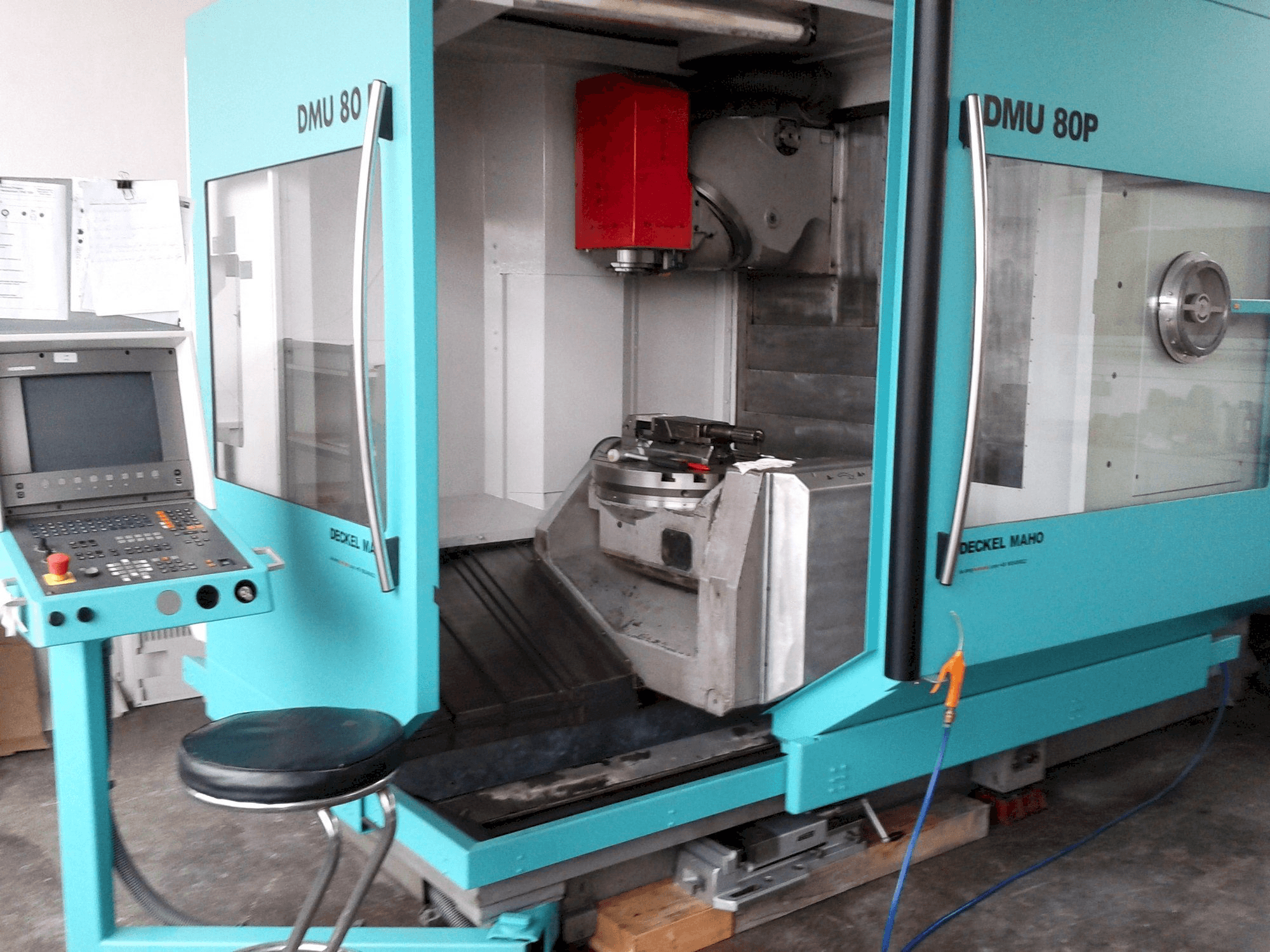Vista Frontal da DECKEL MAHO DMU 80P máquina