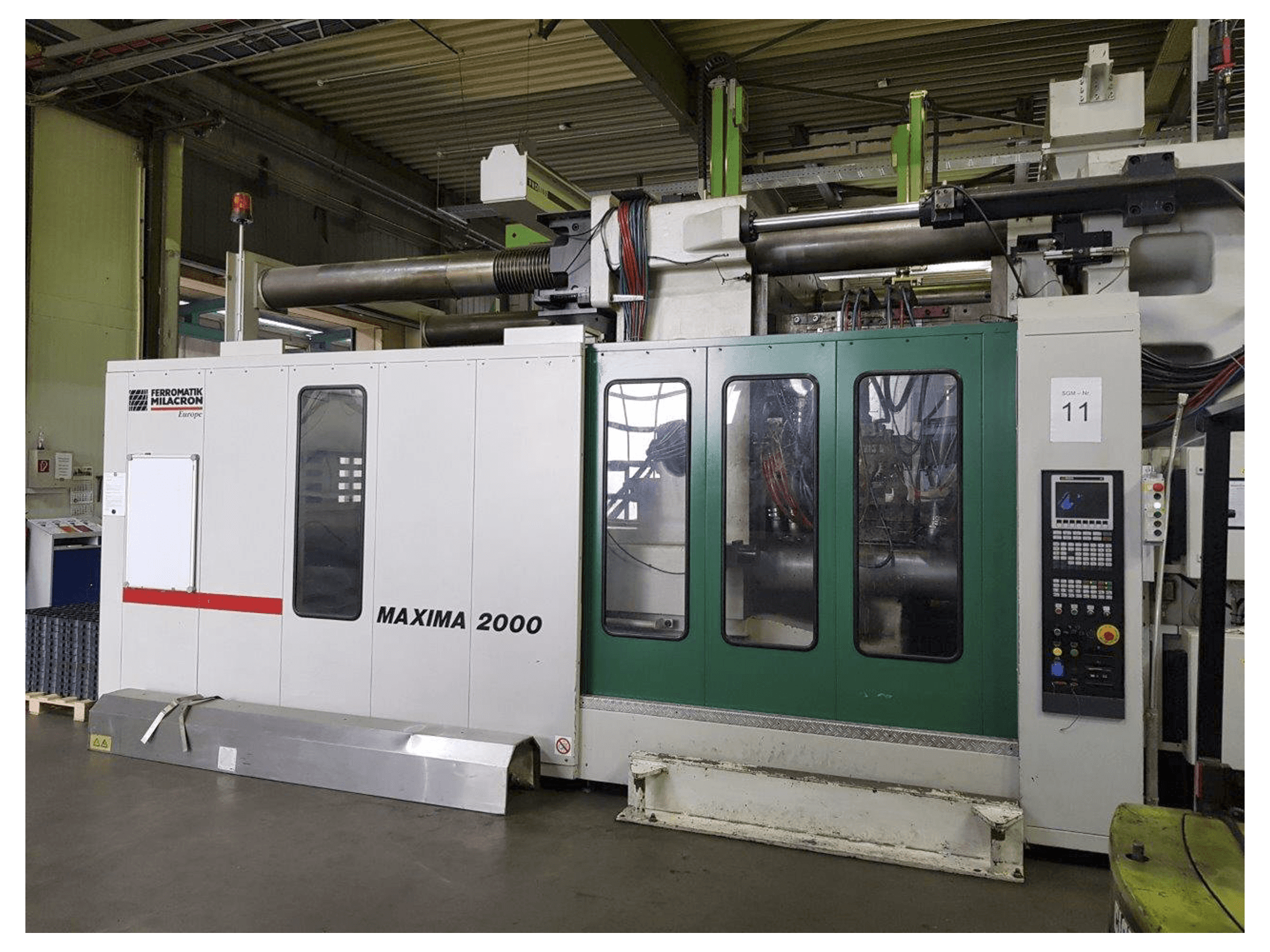 Vista Direita da FERROMATIK MILACRON MM 2000 máquina