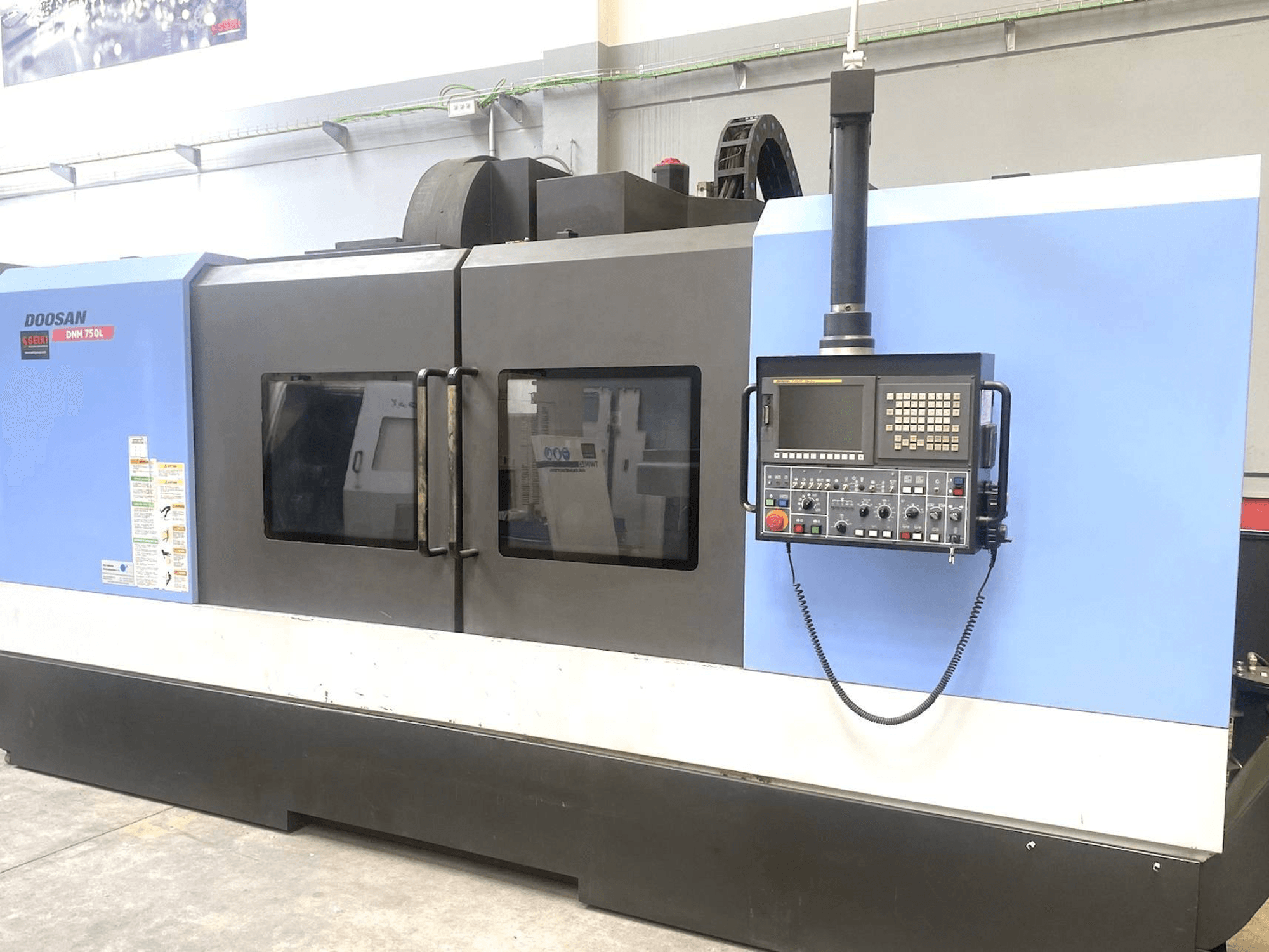 Vista Frontal da Doosan DNM 750L máquina