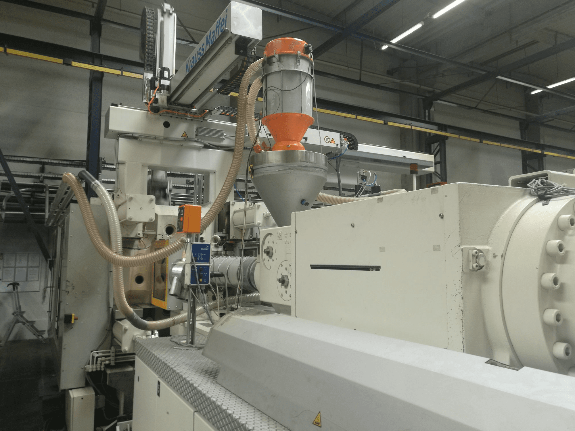 Vista Direita da Krauss Maffei 800-8000 MC máquina