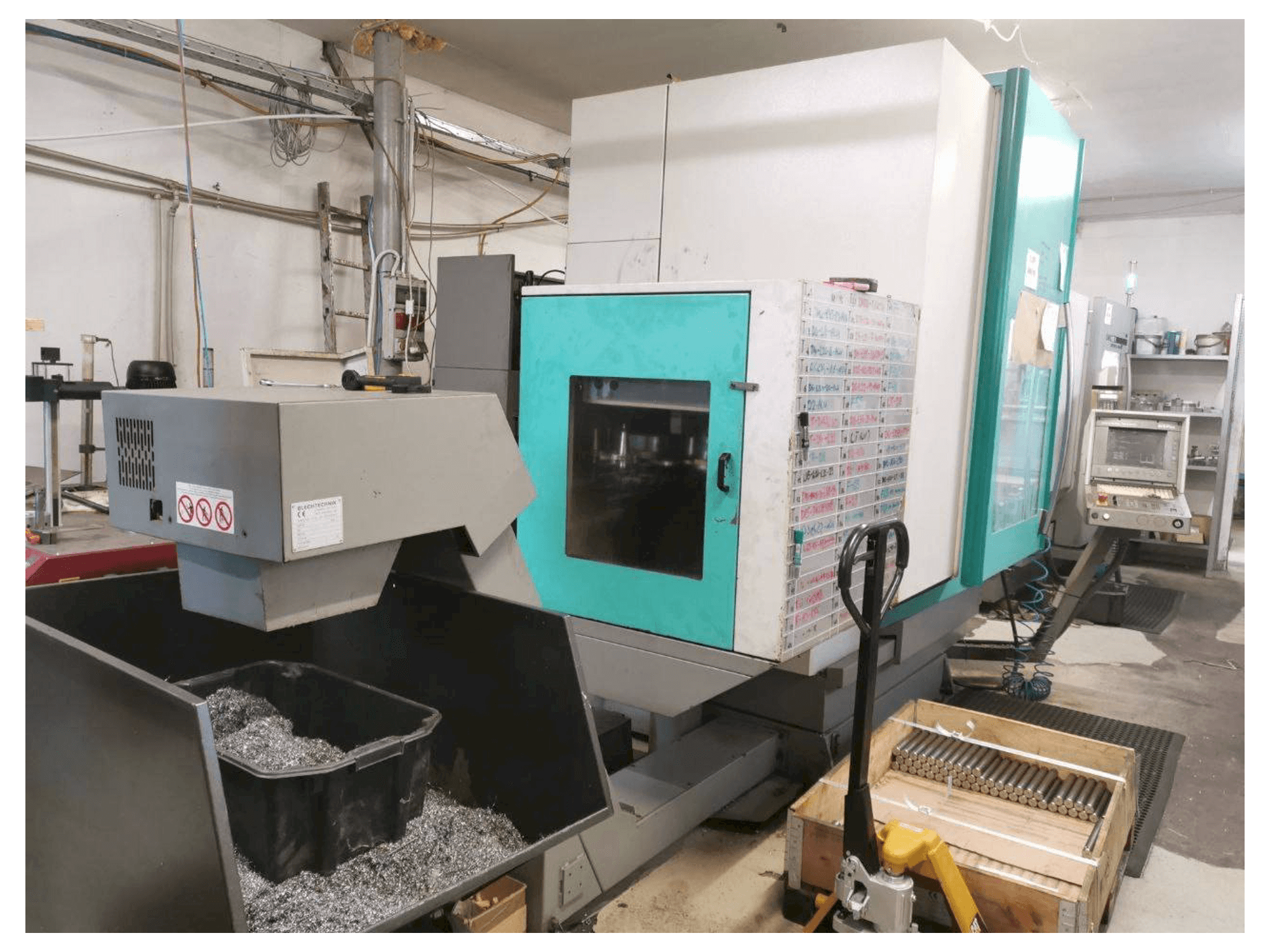 Vista Frontal da DECKEL MAHO 70 V máquina