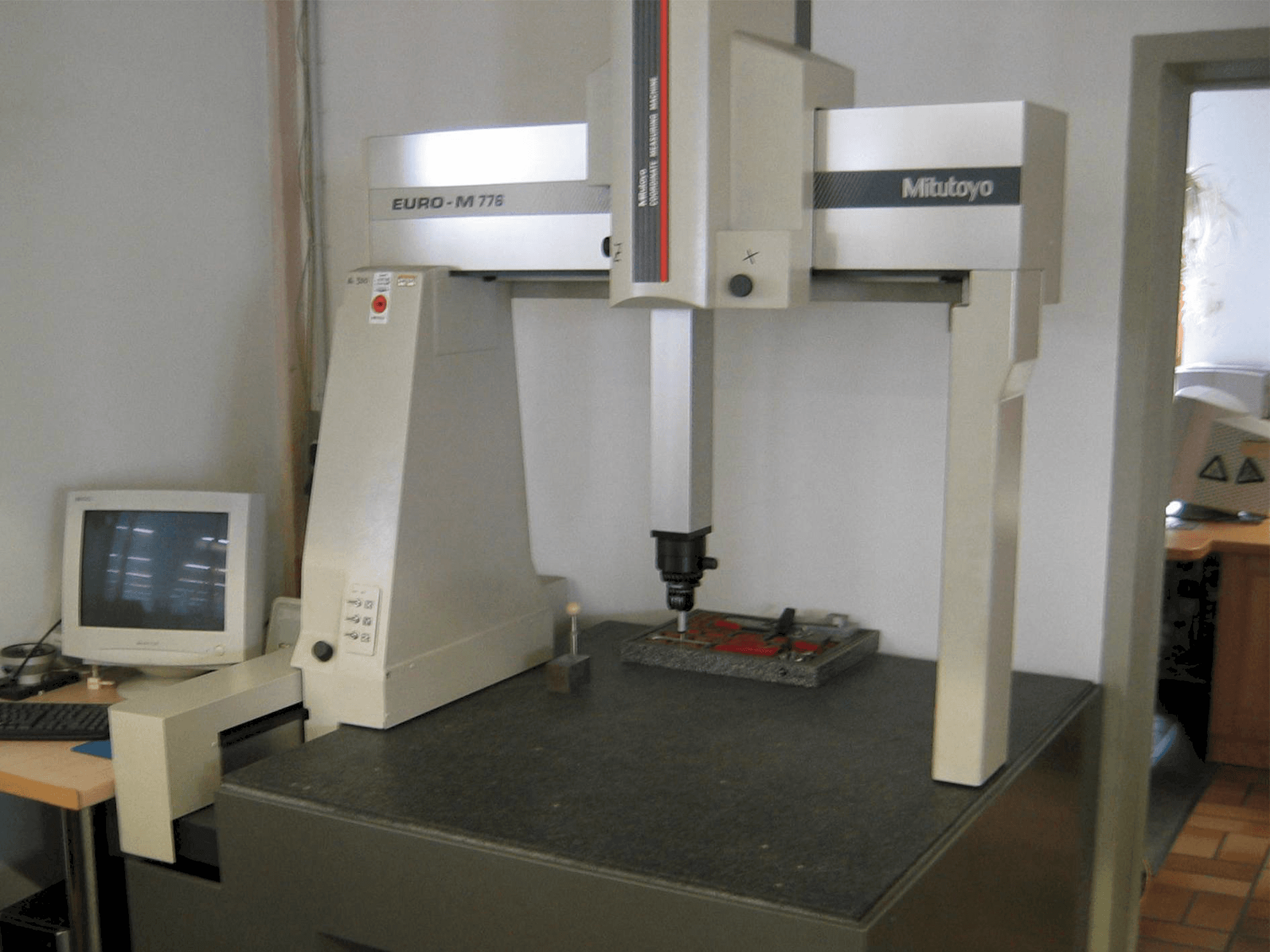 Vista Frontal da Mitutoyo Messmaschine Euro M máquina