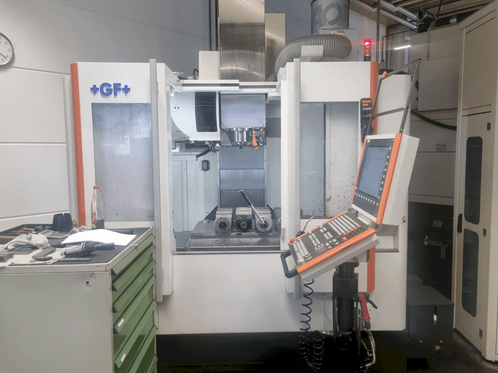 Vista Frontal da MIKRON VCE 800 Pro máquina