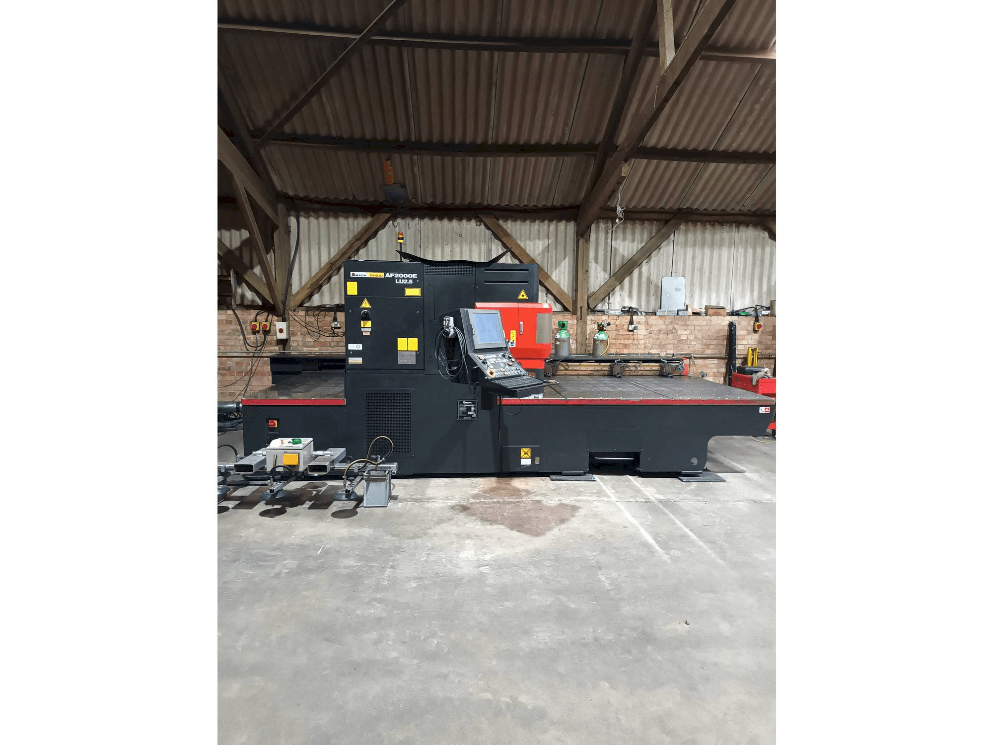 Vista Frontal da AMADA LC 2415 alpha 4 NT máquina