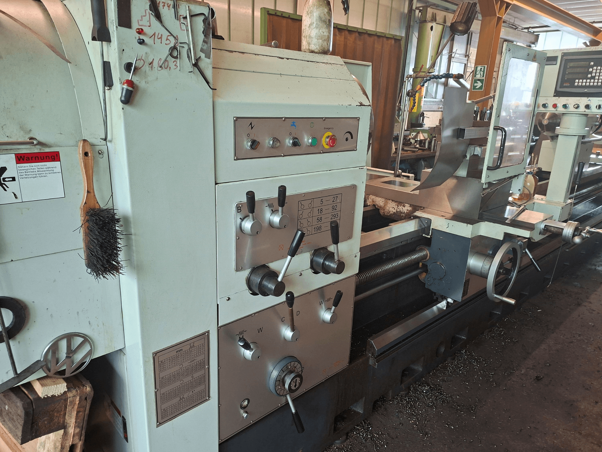 Torno horizontal BV-40160 da marca «Outros», vista frontal que mostra o painel de controlo, a escova e a área de trabalho da peça metálica.
