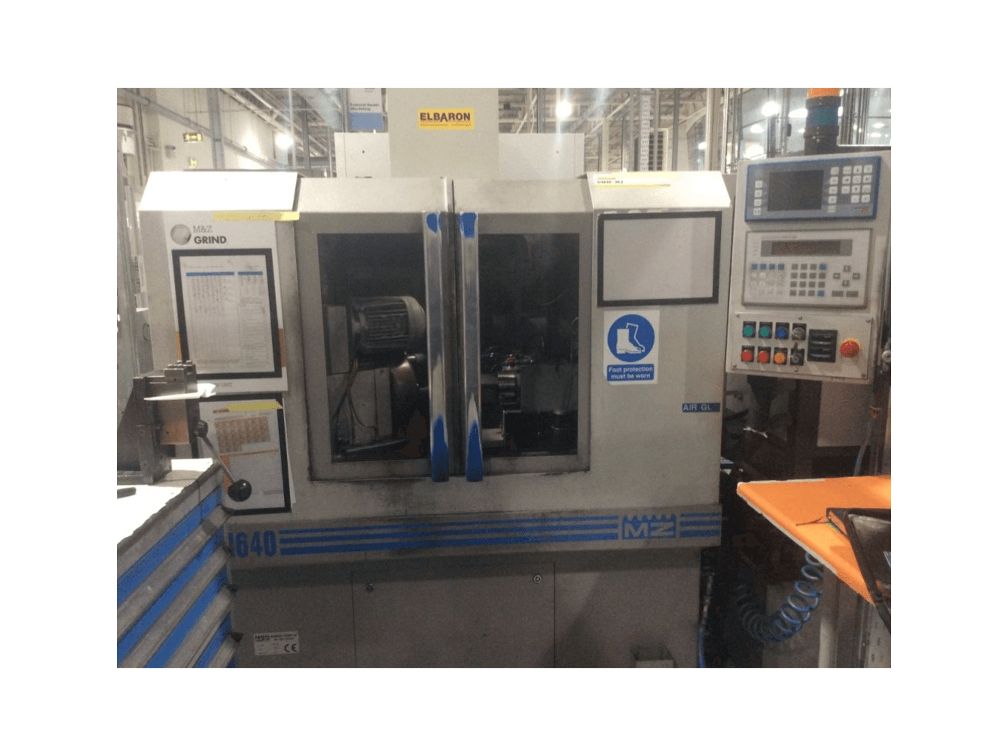 Vista Frontal da Monnier & Zahner M640 CNC máquina